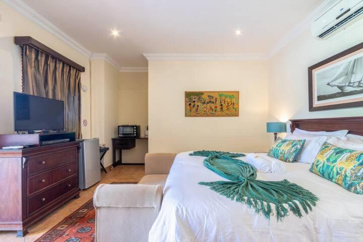 King Room with Pool View - Photo 31