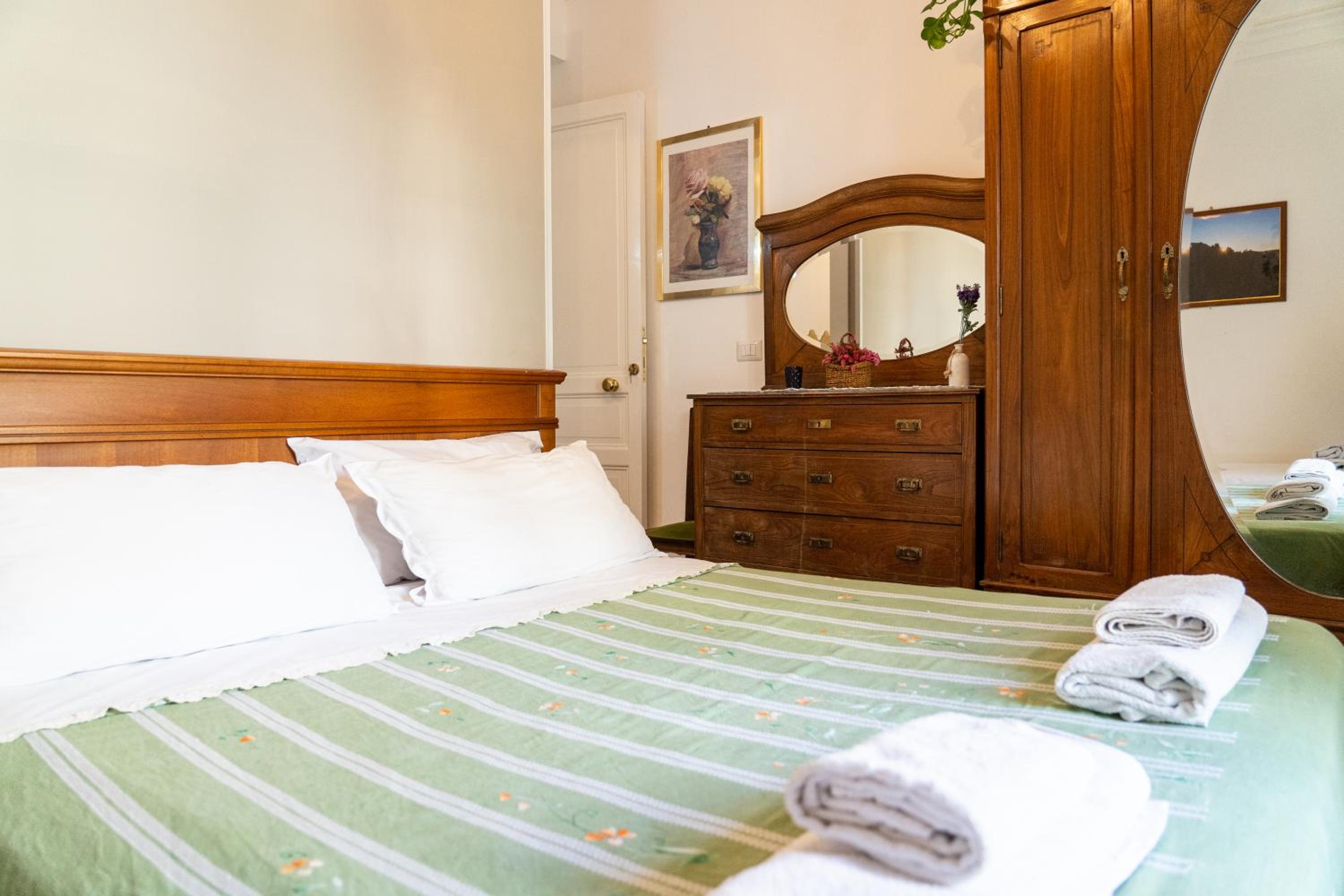 Double Room with Balcony - Photo 4