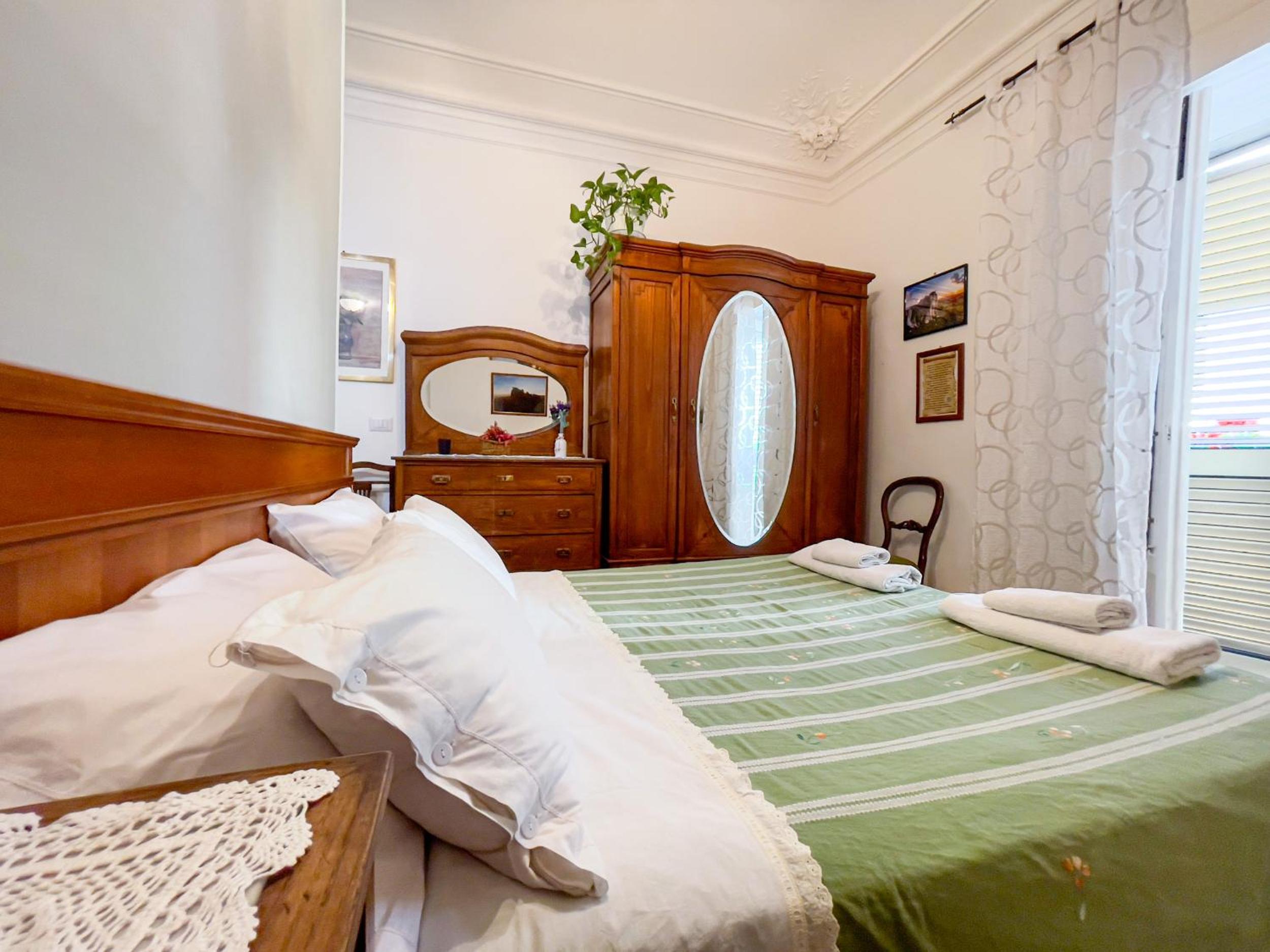Double Room with Balcony - Photo 3