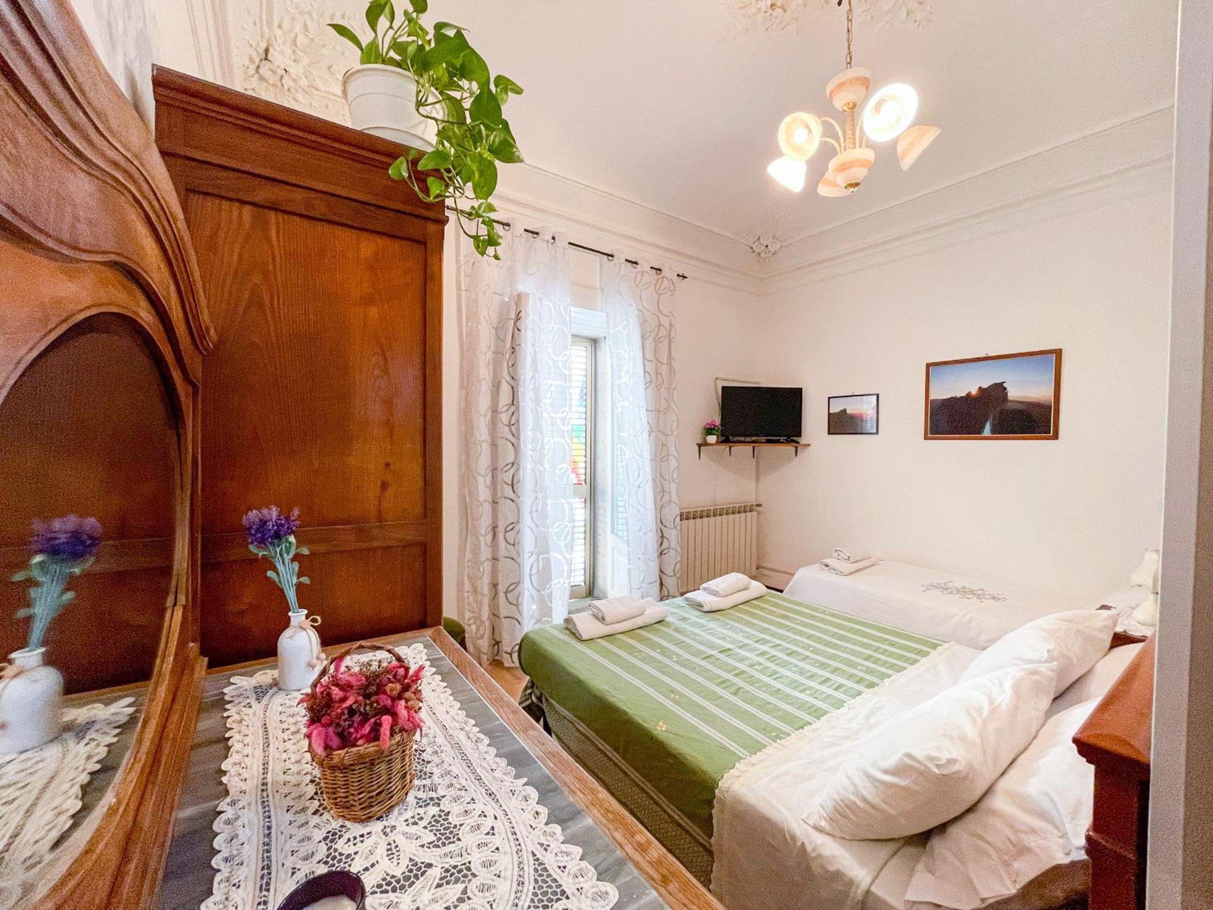 Double Room with Balcony - Photo 2