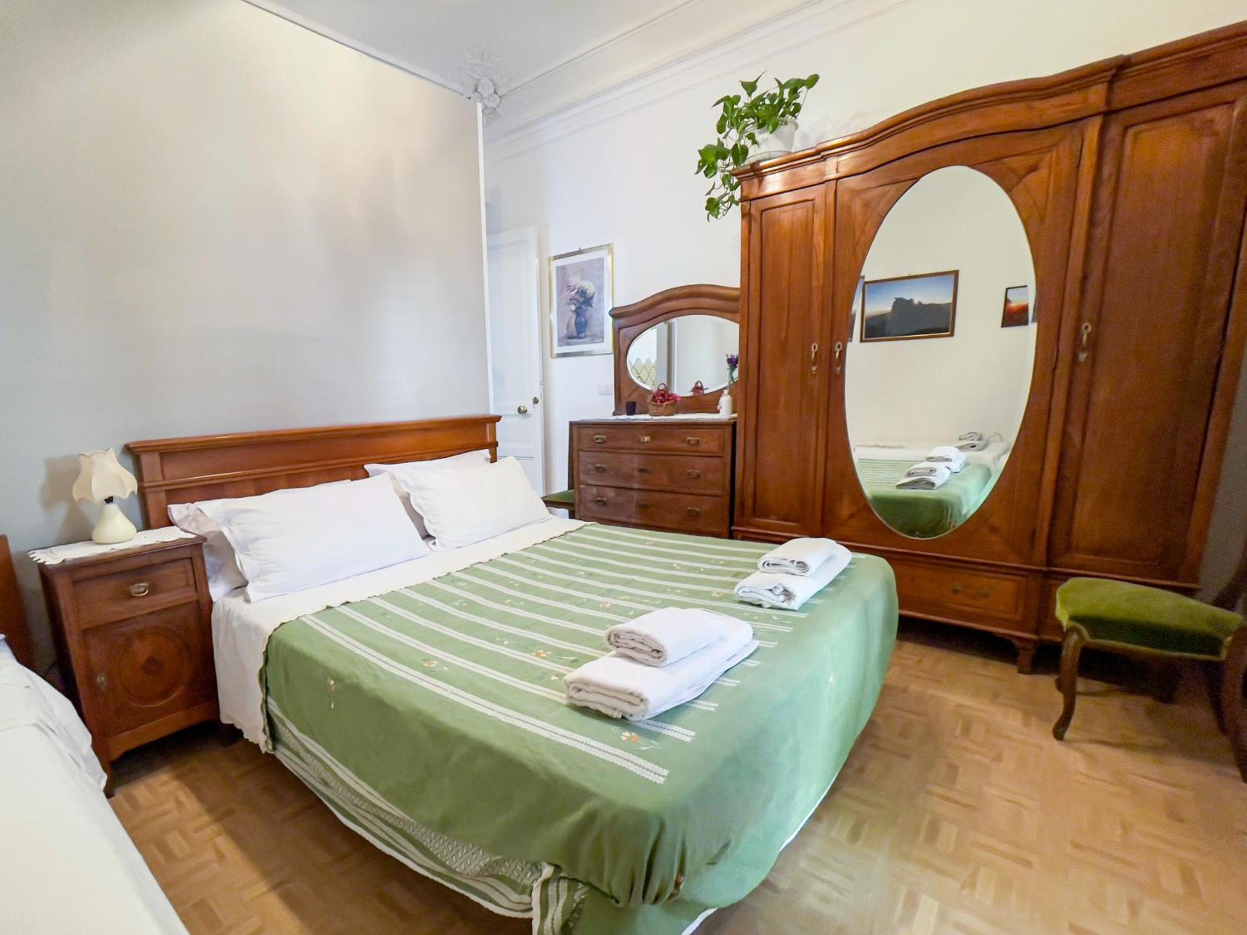 Double Room with Balcony - Photo 6