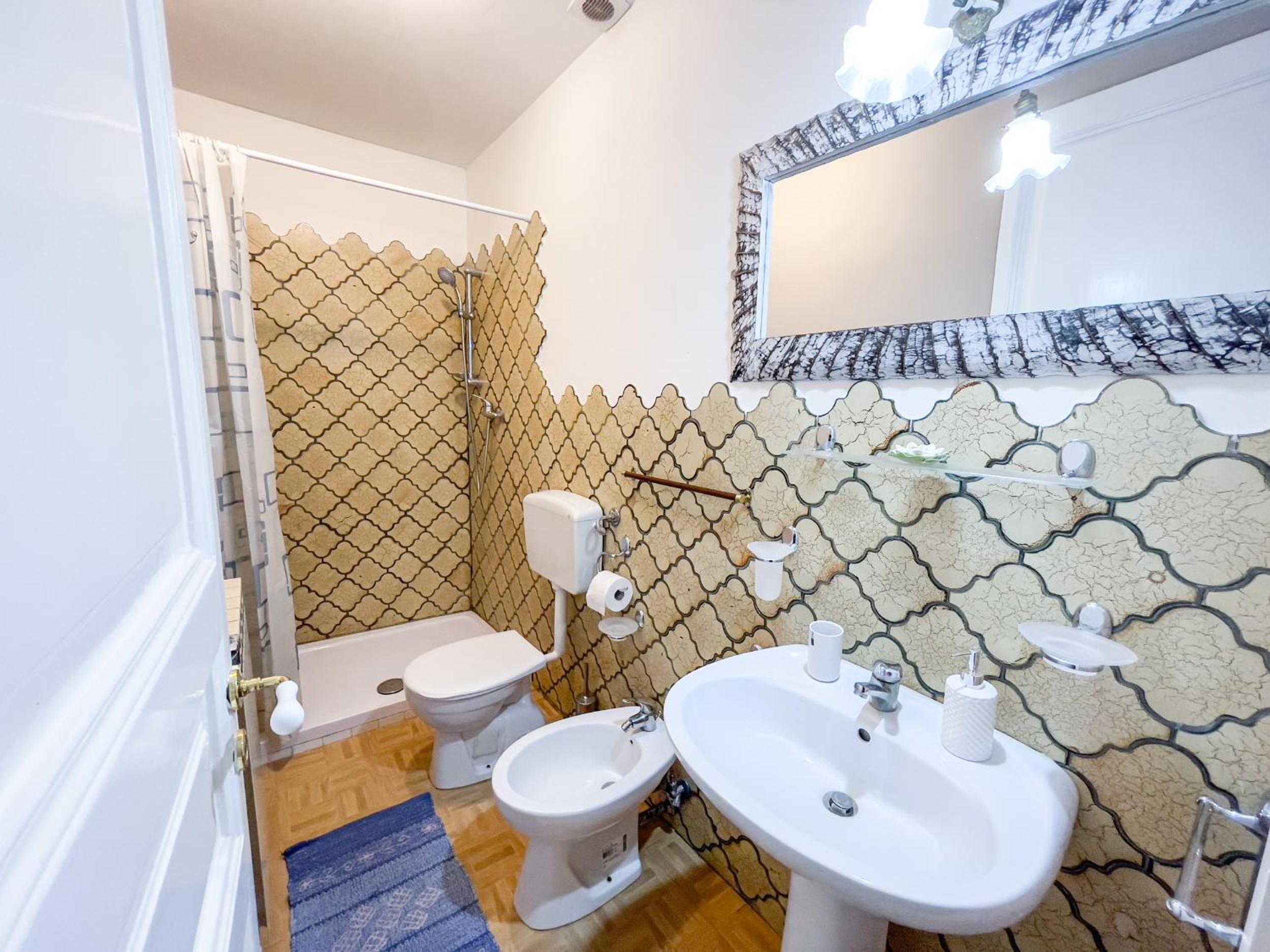 Double Room with Balcony - Photo 7