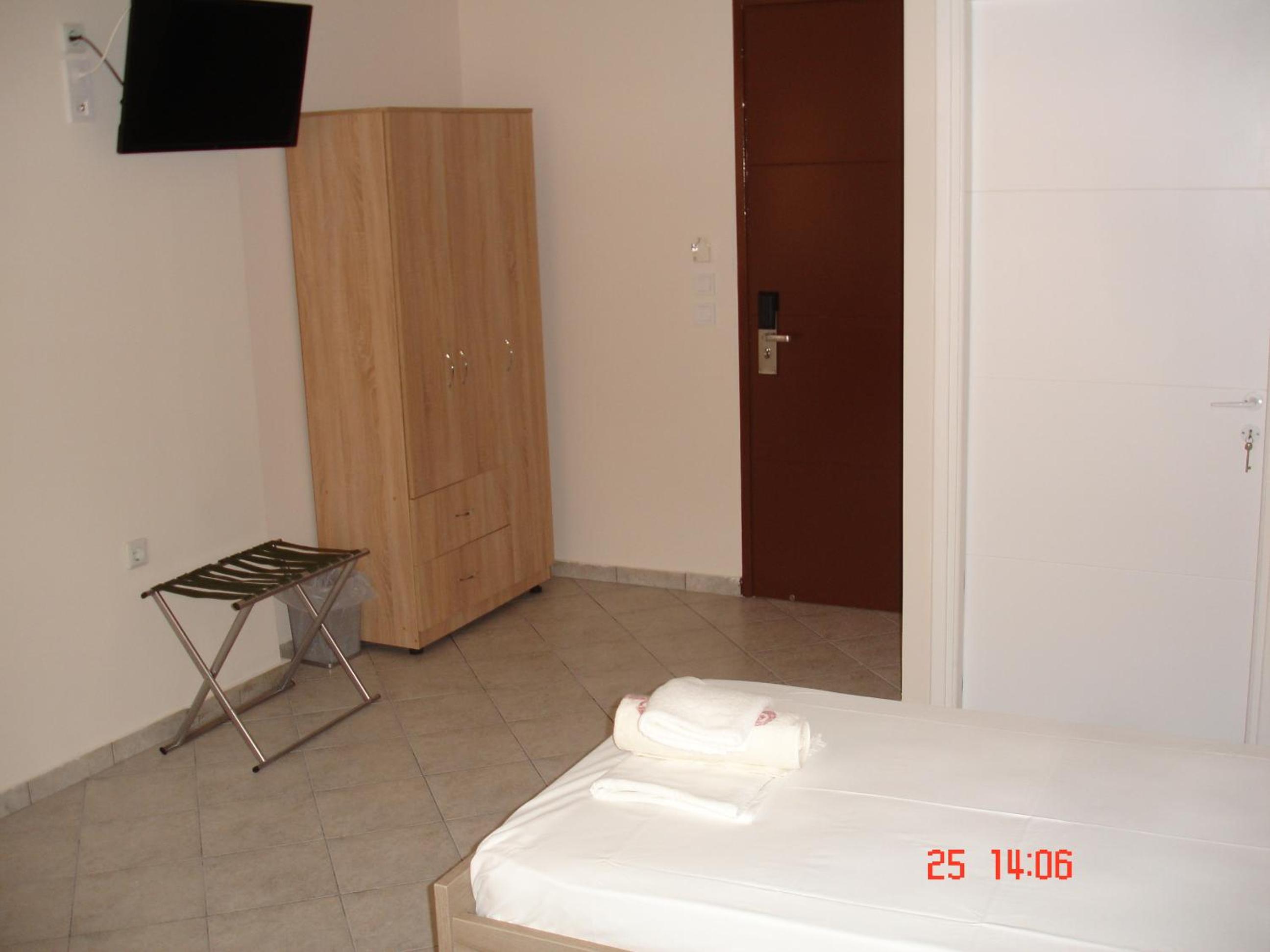 Double or Twin Room with Private Bathroom - Photo 3