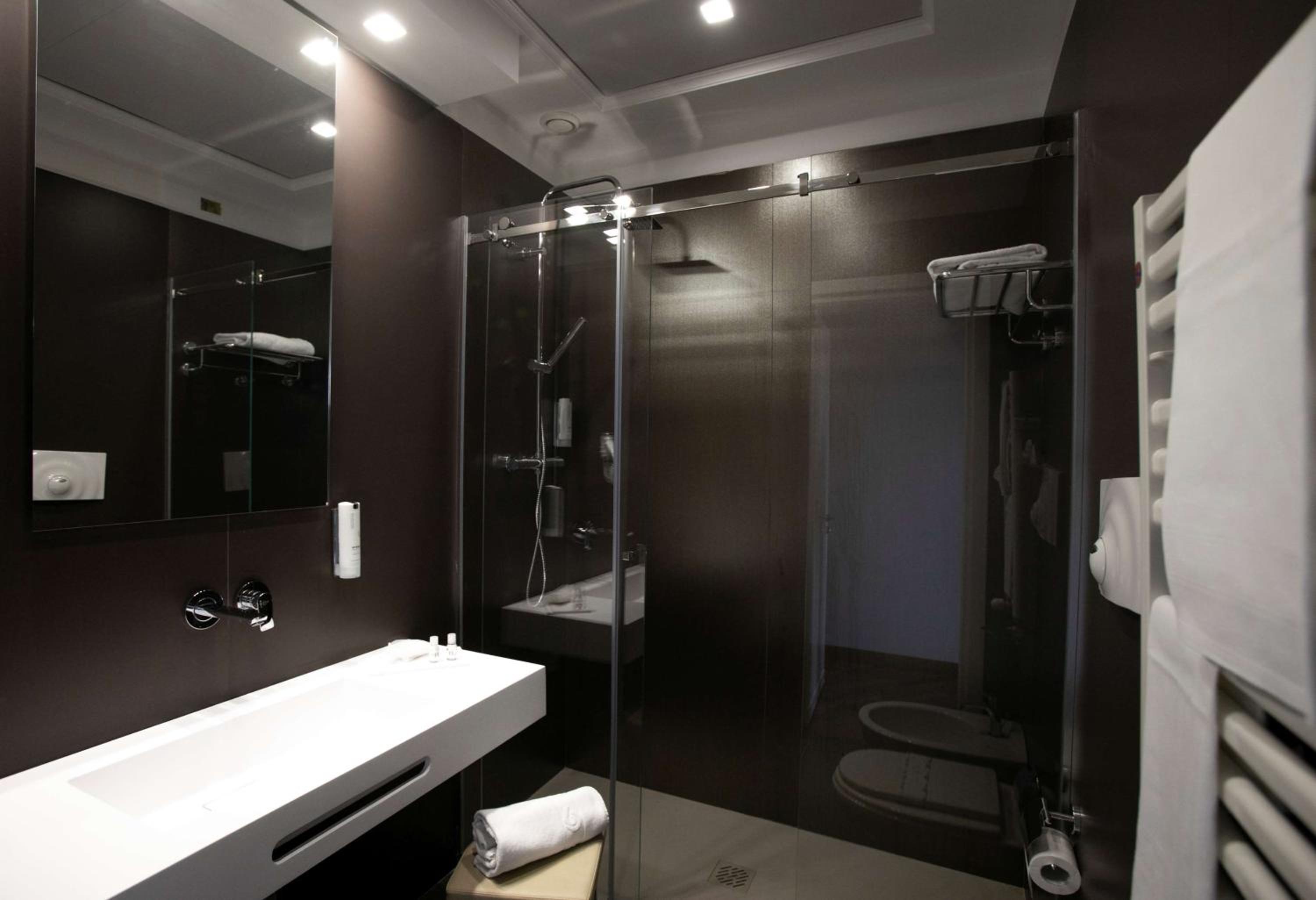 Deluxe King Room with Balcony - Photo 8