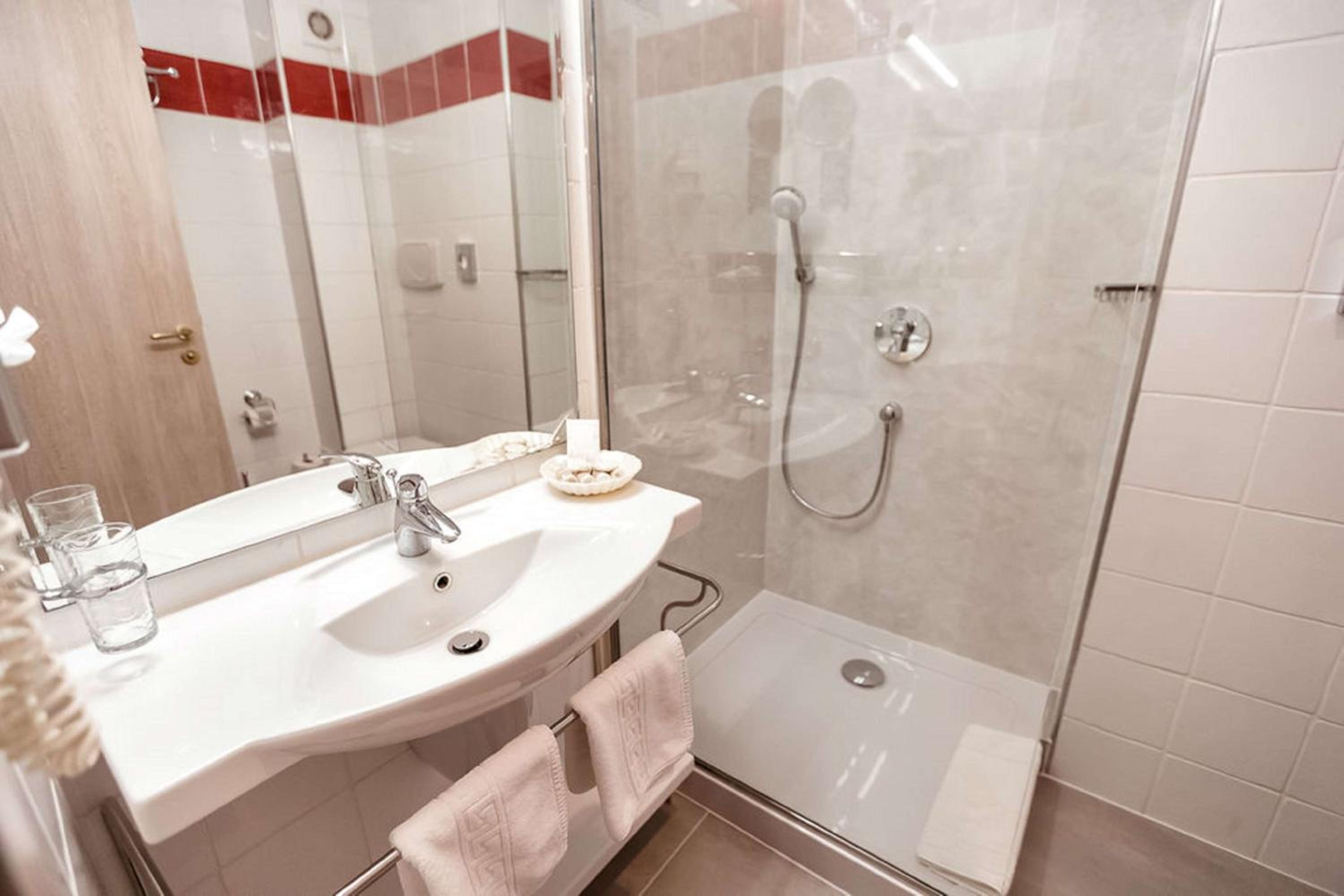 Twin Room - Photo 8