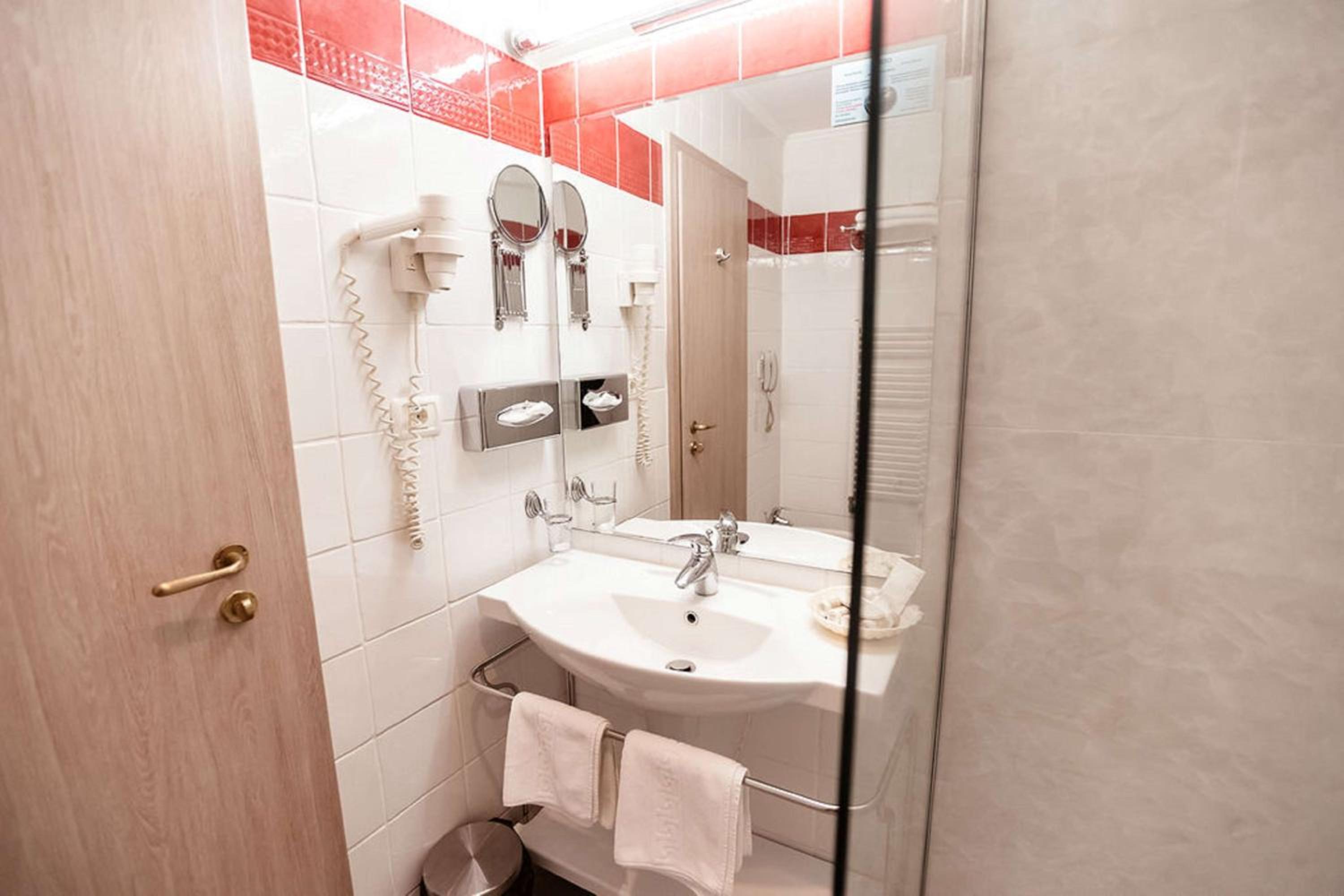 Twin Room - Photo 7