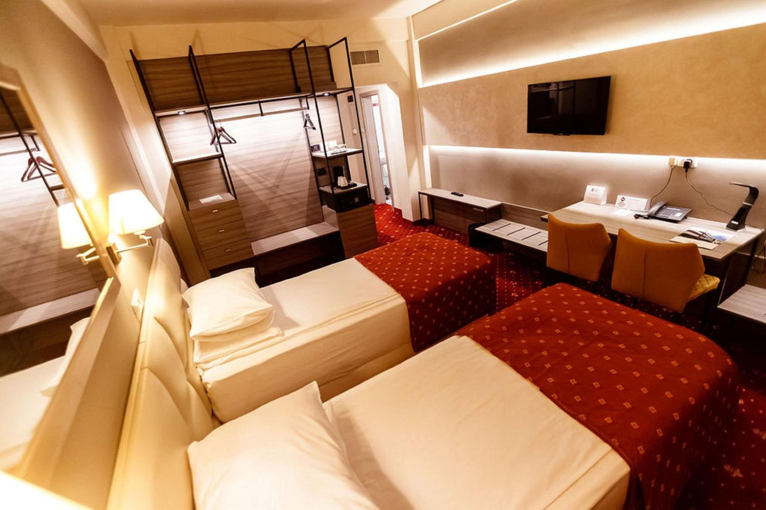 Twin Room - Photo 5
