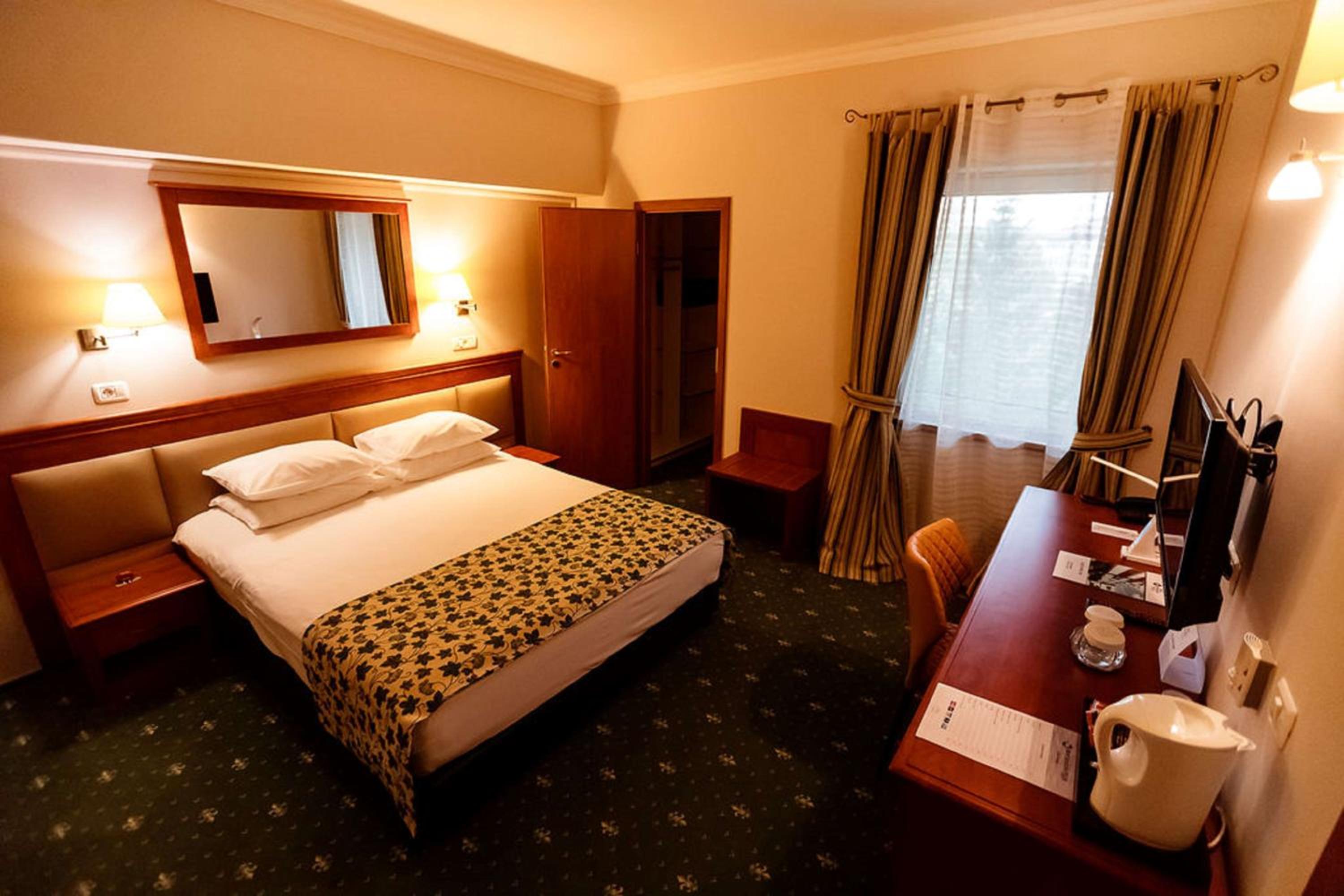 Family King Suite - Non-Smoking photo 2
