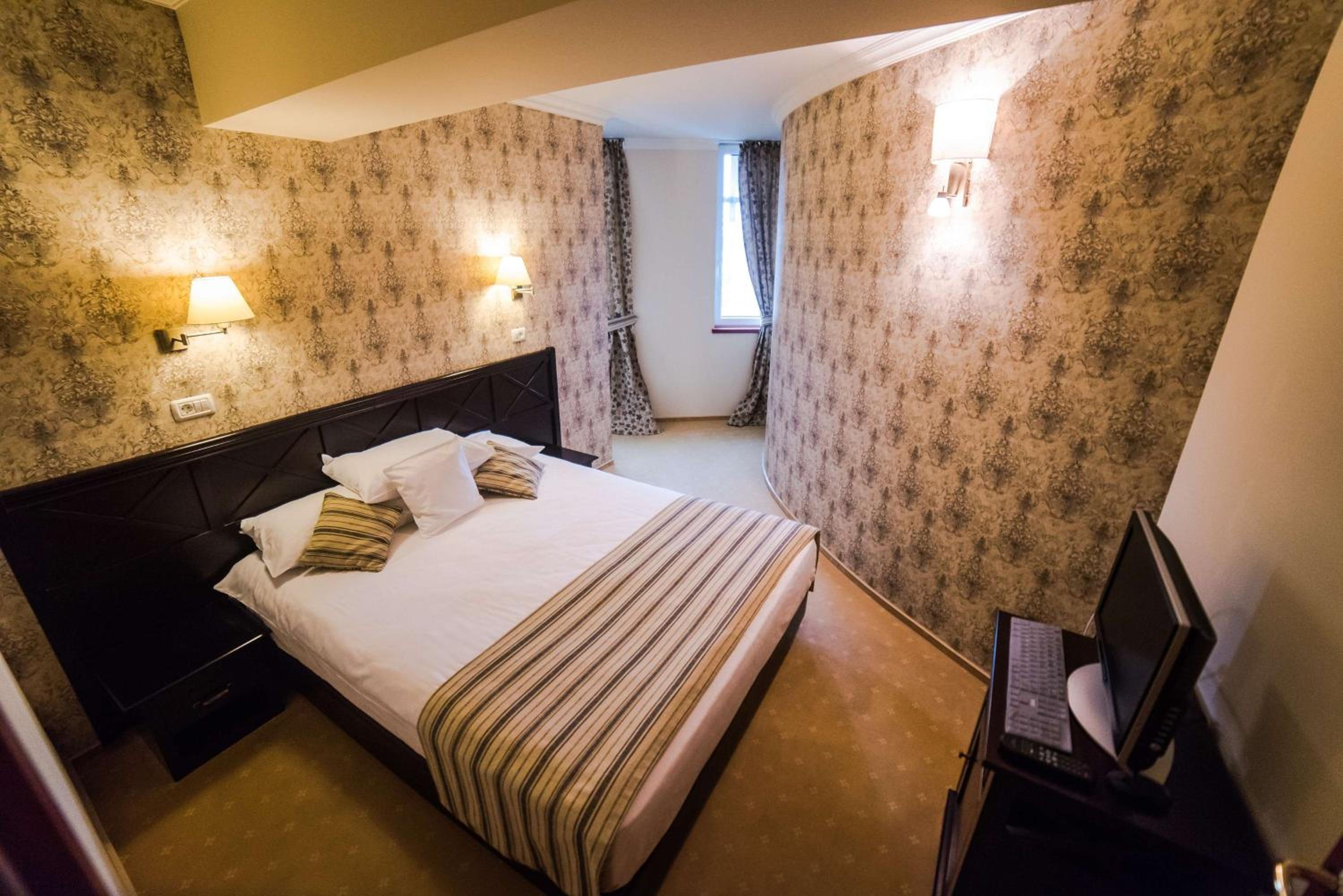 Apartment with King Bed and Sofa Bed - Non-Smoking photo 3