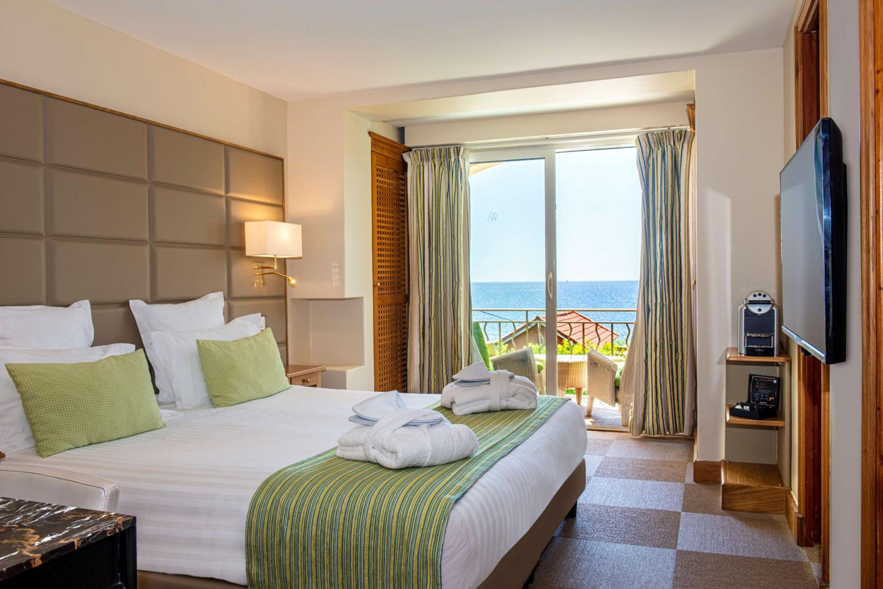 Family Room with Terrace and Sea View - Non-Smoking - Photo 1