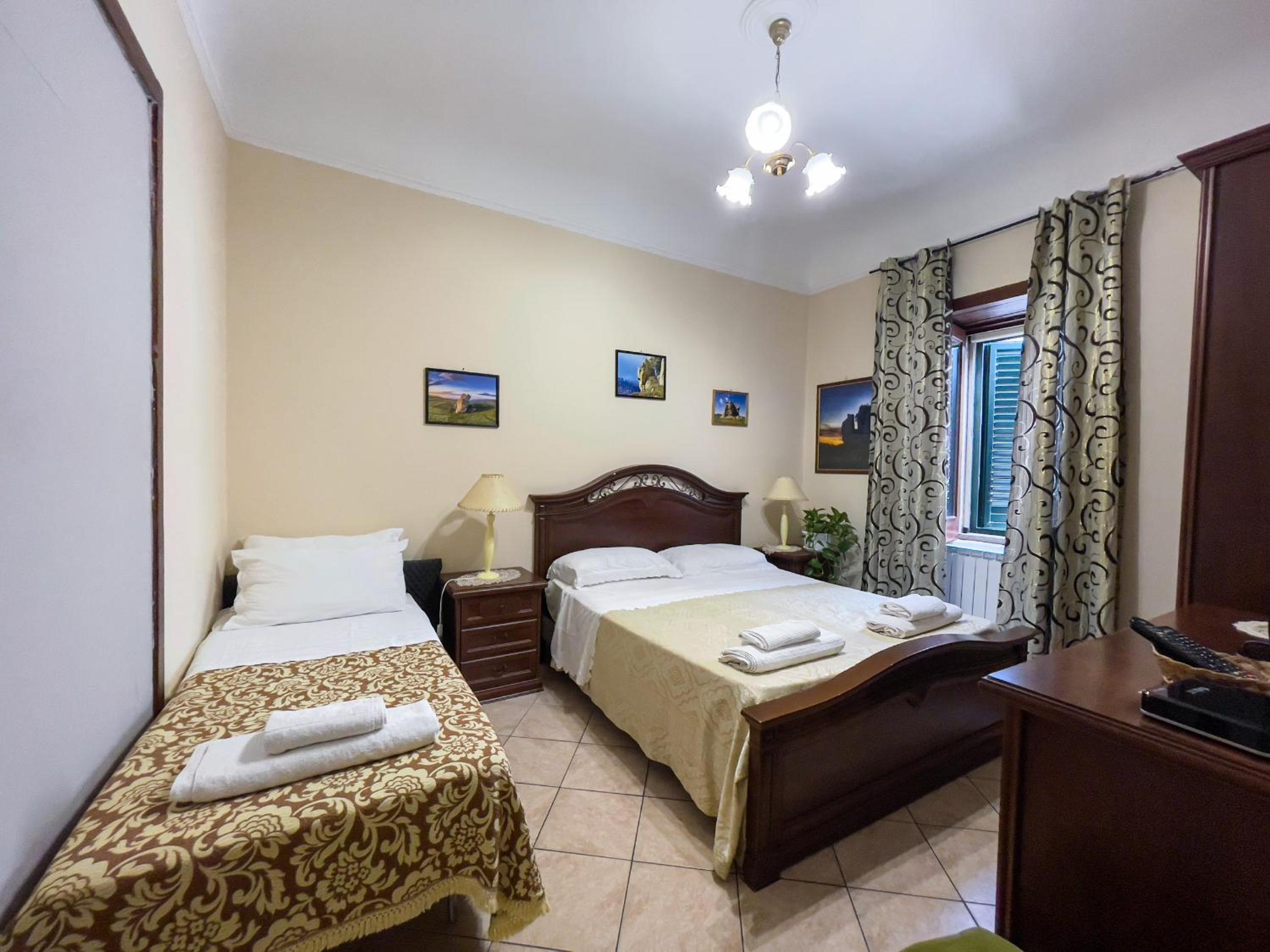 Deluxe Double Room with Extra Bed - Photo 1