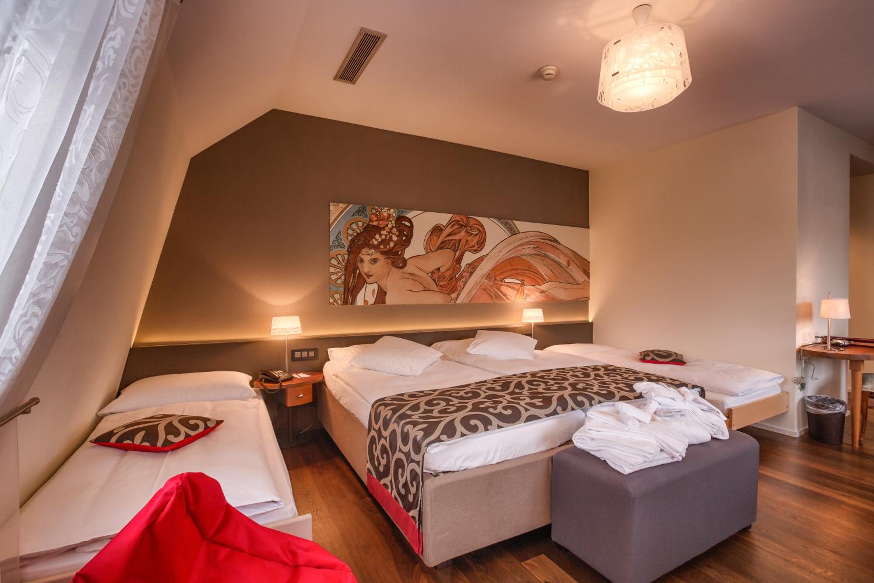 Boutique Family Room photo 1