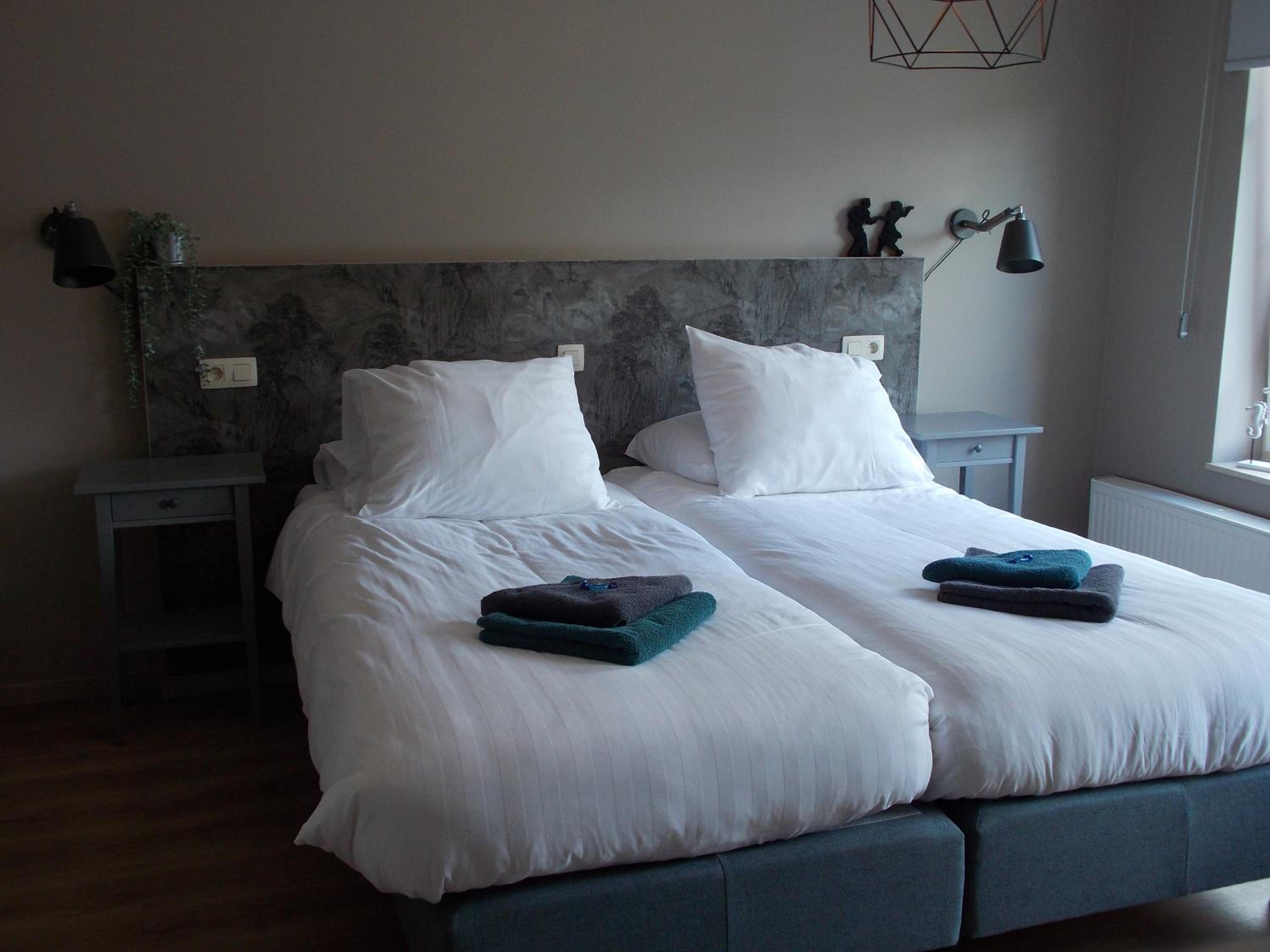 Twin Room with Private Bathroom photo 2