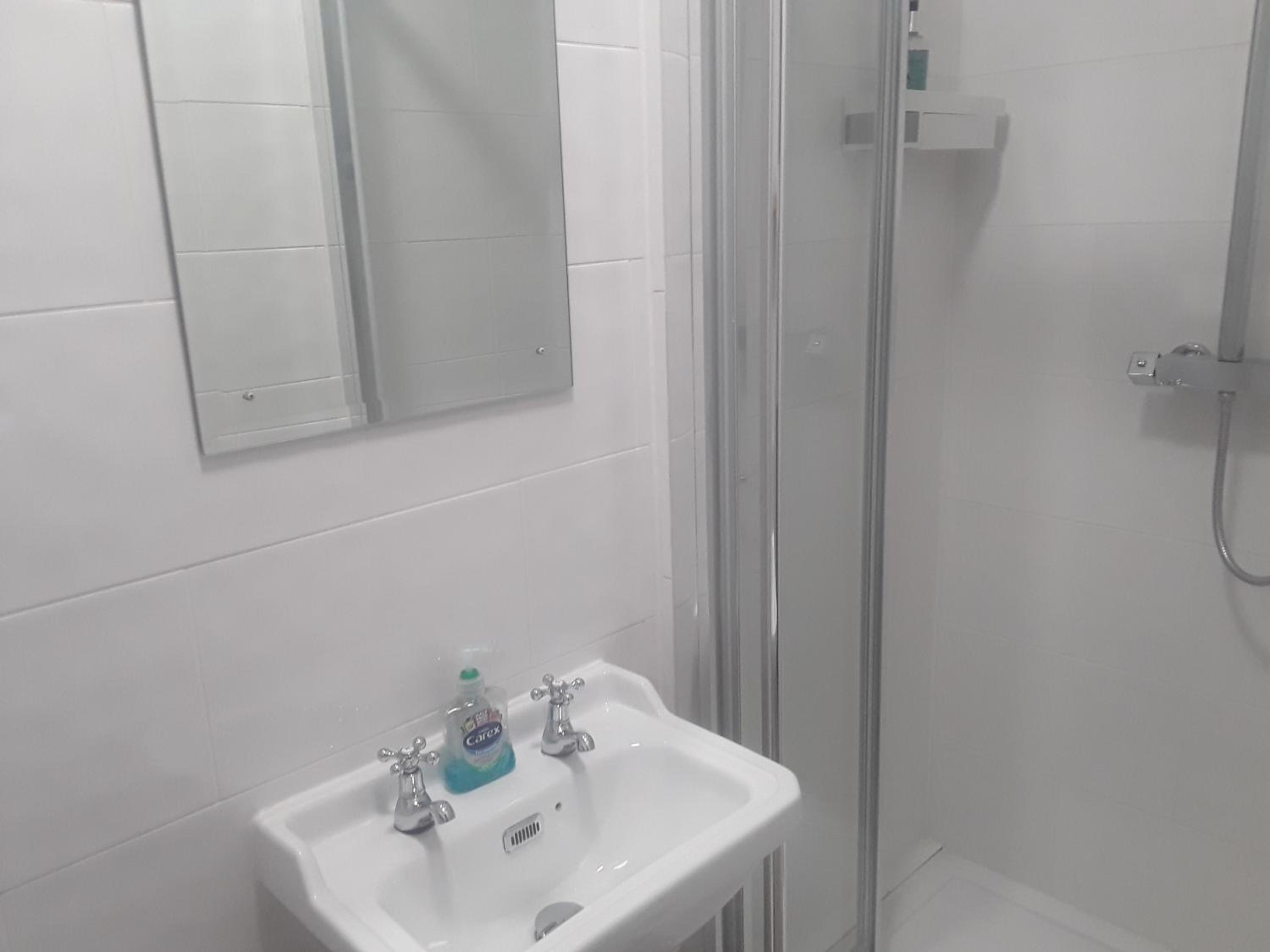 Deluxe Double Room (2 Adults + 1 Child) - Photo 4