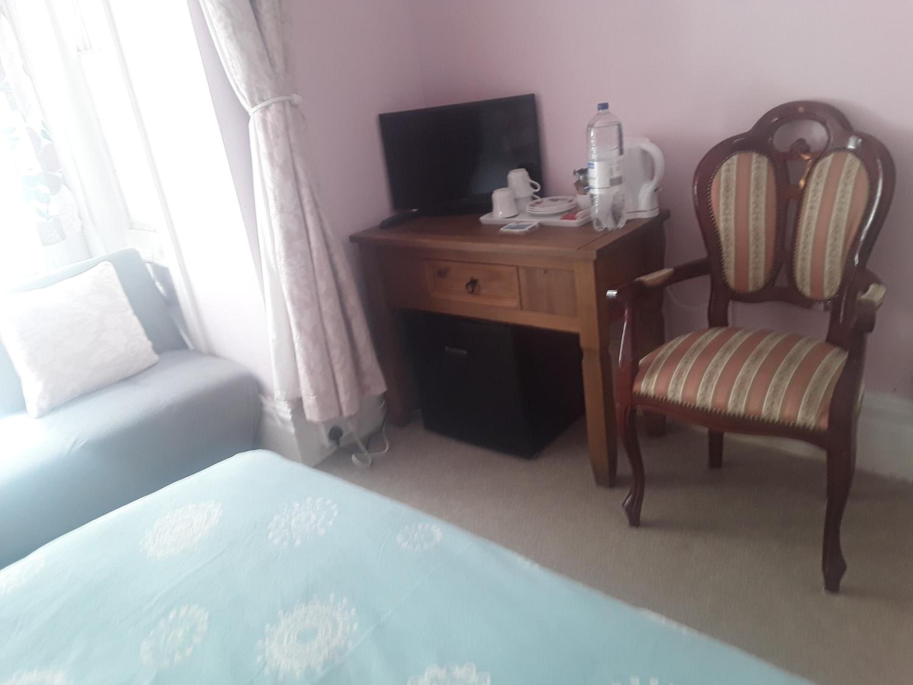 Deluxe Double Room (2 Adults + 1 Child) - Photo 2