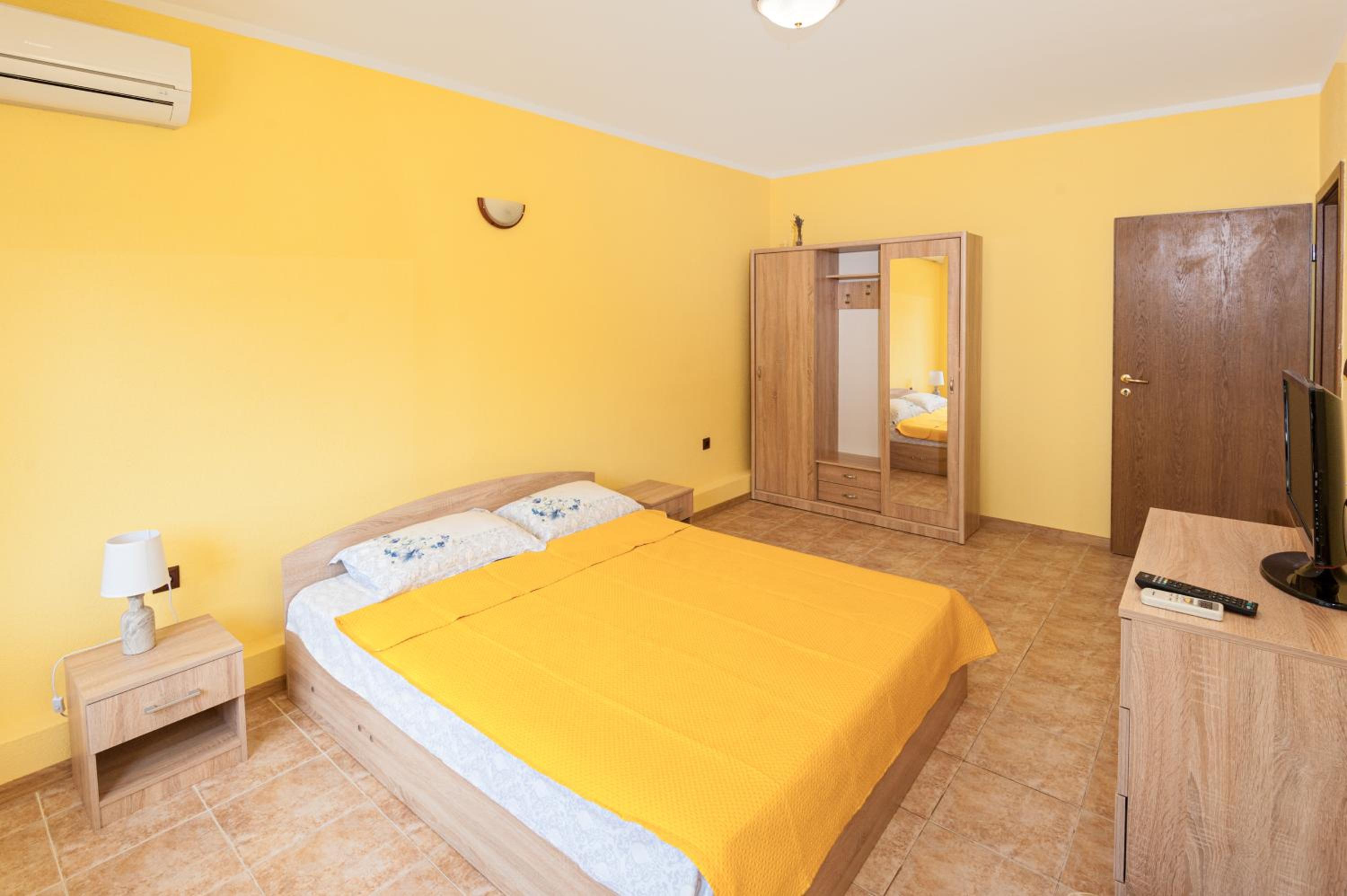 One-Bedroom Apartment - Photo 5