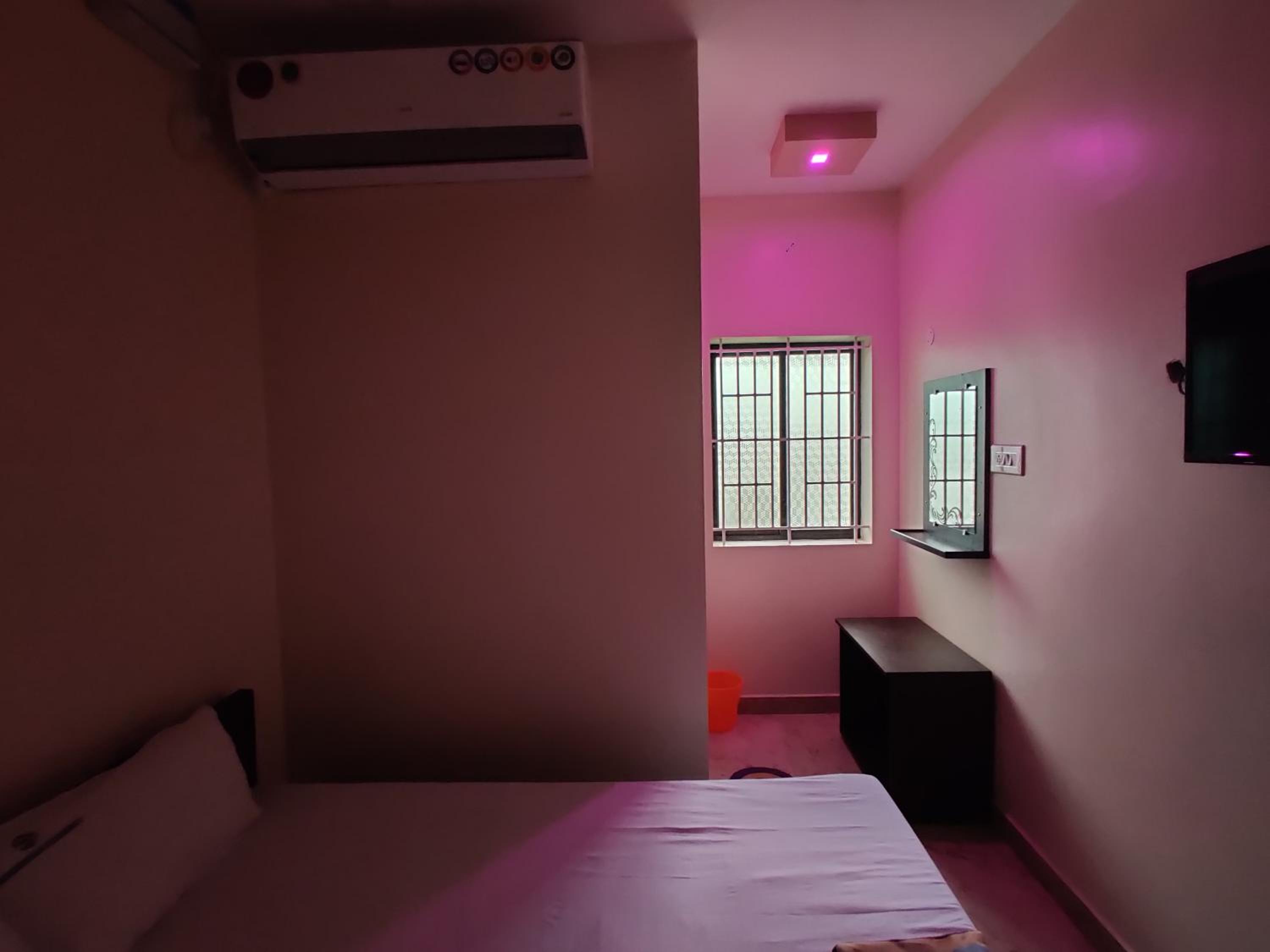 Deluxe Double Room (2 Adults + 1 Child) - Photo 1