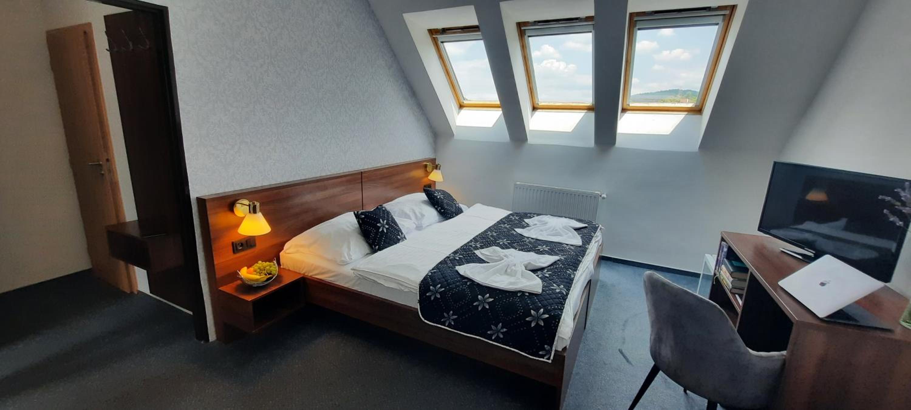 Quadruple Room with Bathroom - Photo 13