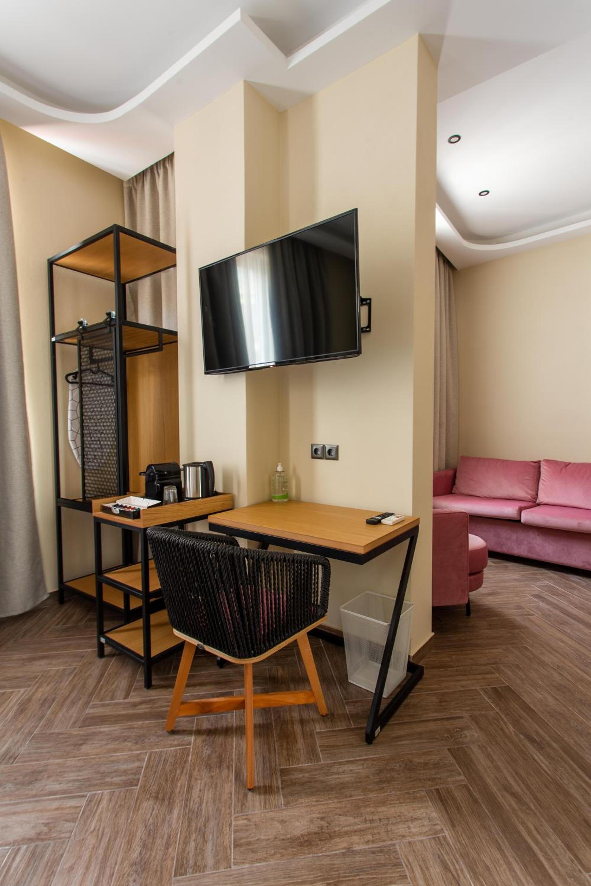 Deluxe King Suite - Photo 2