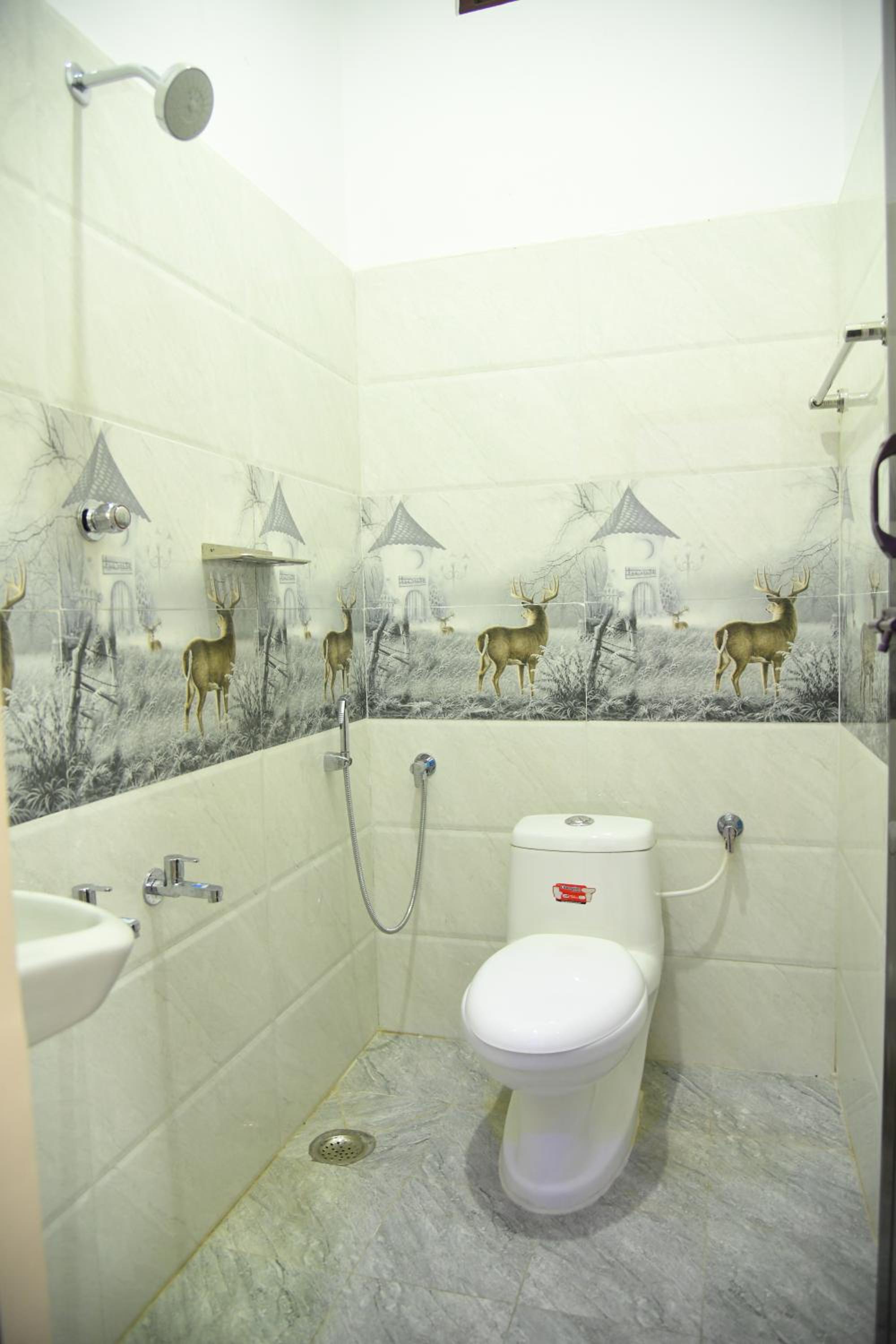 Deluxe Double Room (2 Adults + 1 Child) - Photo 3