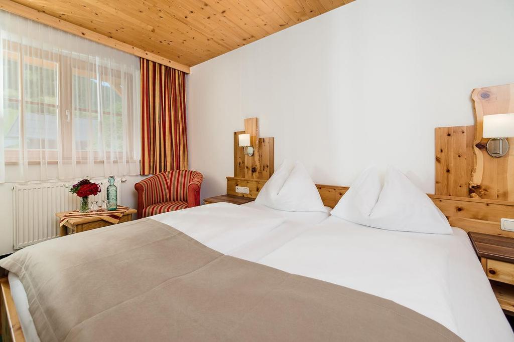 Deluxe Double Room with Balcony photo 3