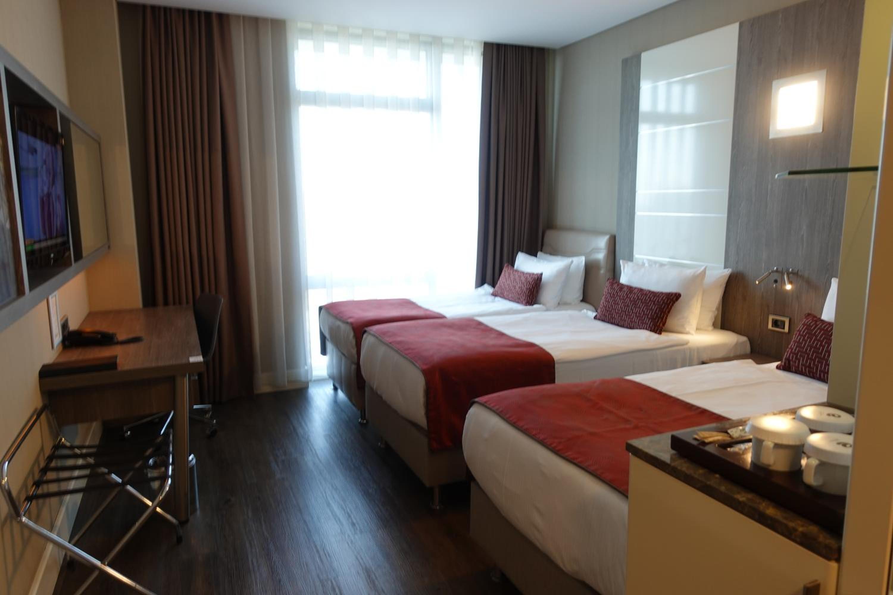 Triple Room with City View - Non-Smoking photo 1