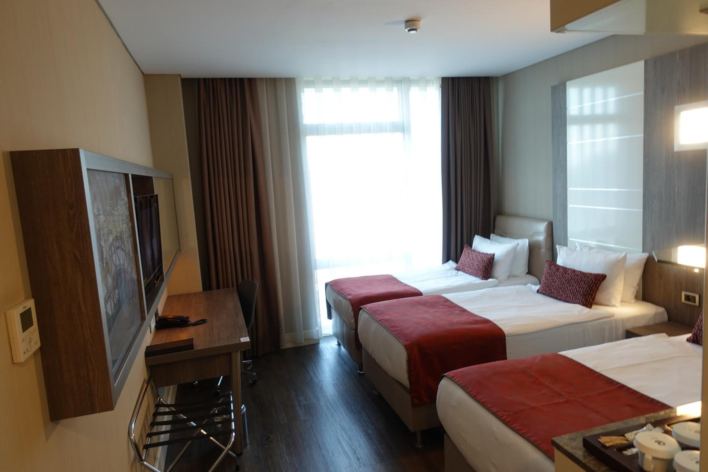 Triple Room with City View - Non-Smoking photo 2