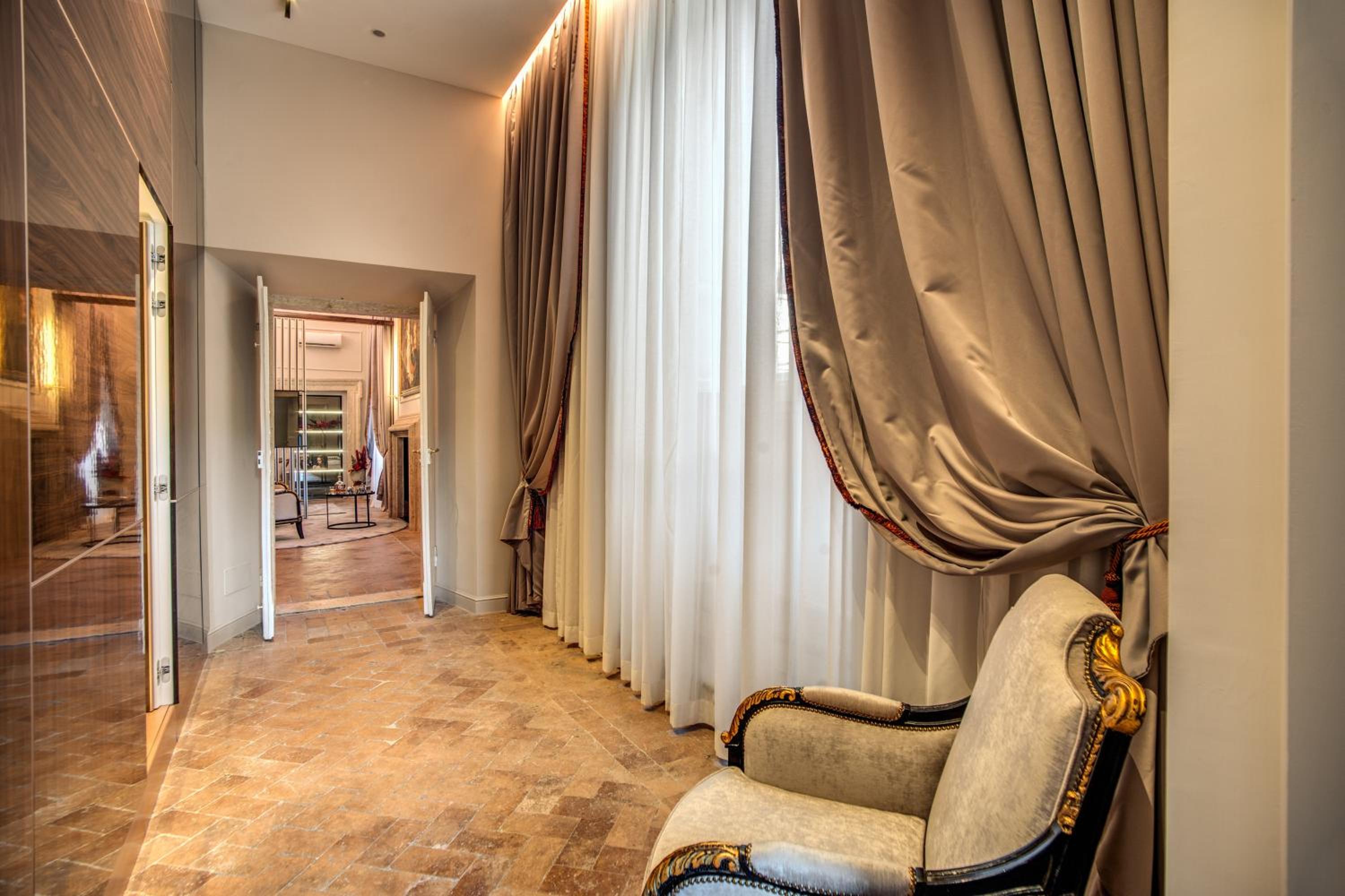 Luxury Suite with View thumbnail 6