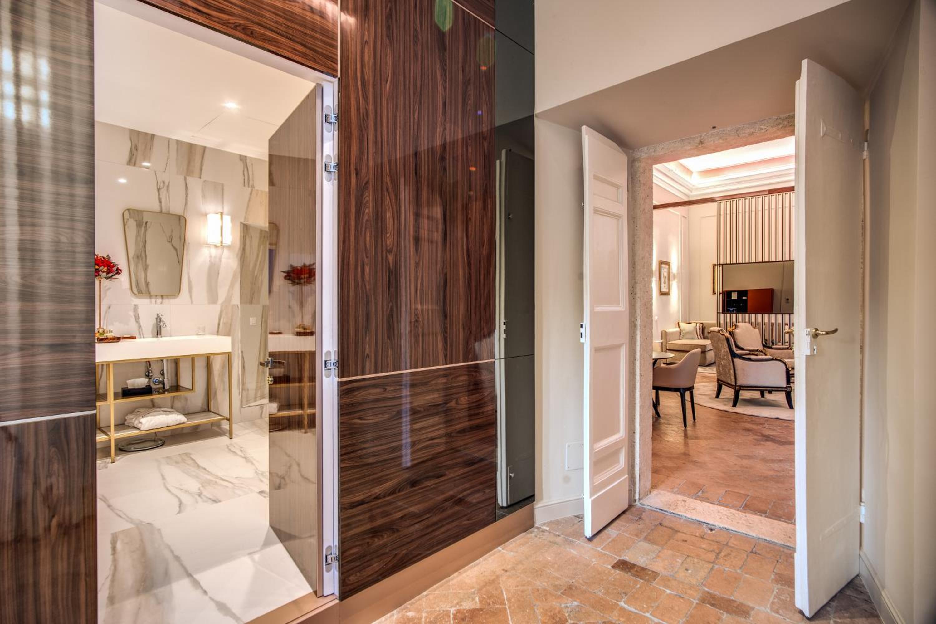 Luxury Suite with View thumbnail 6