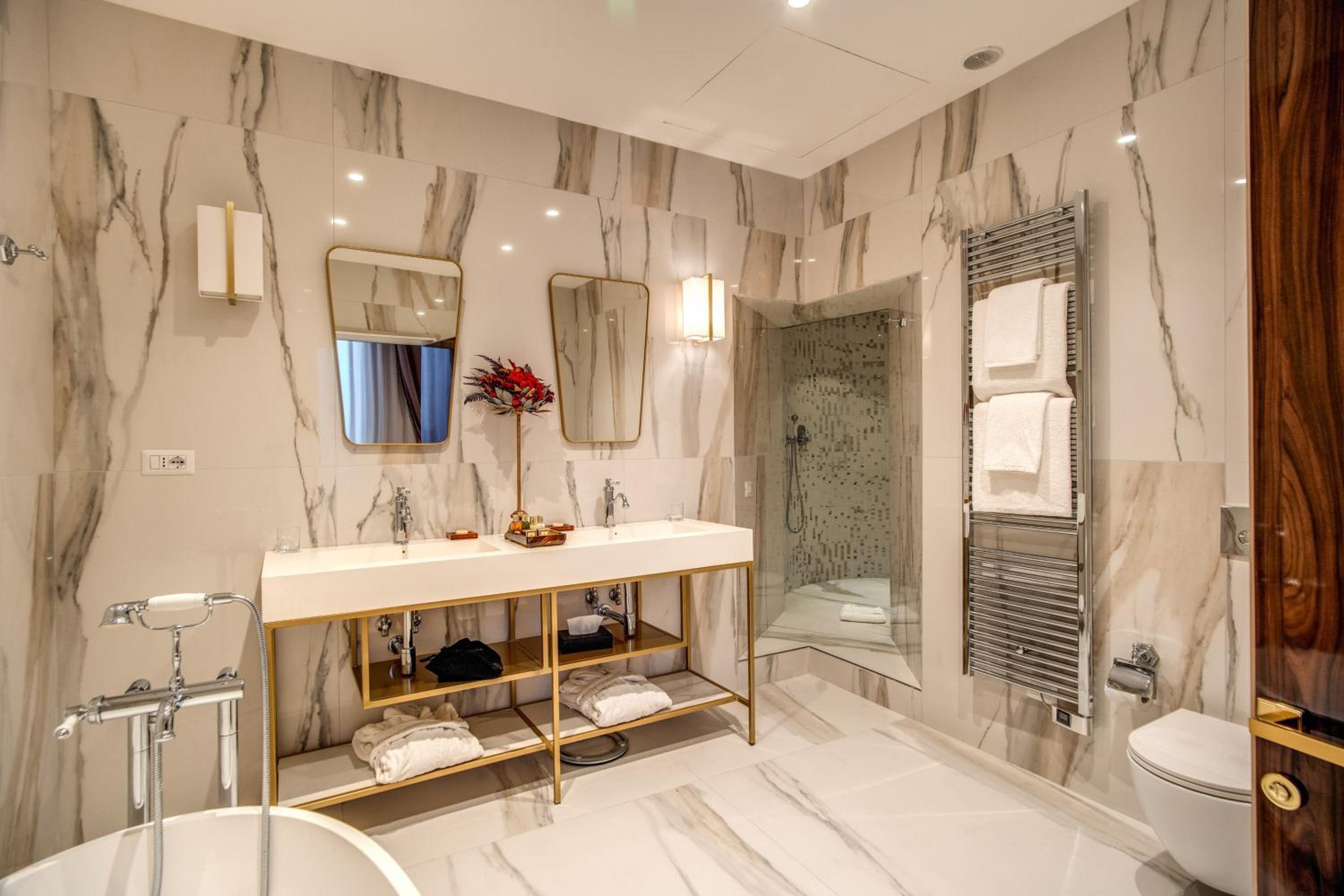 Luxury Suite with View thumbnail 6