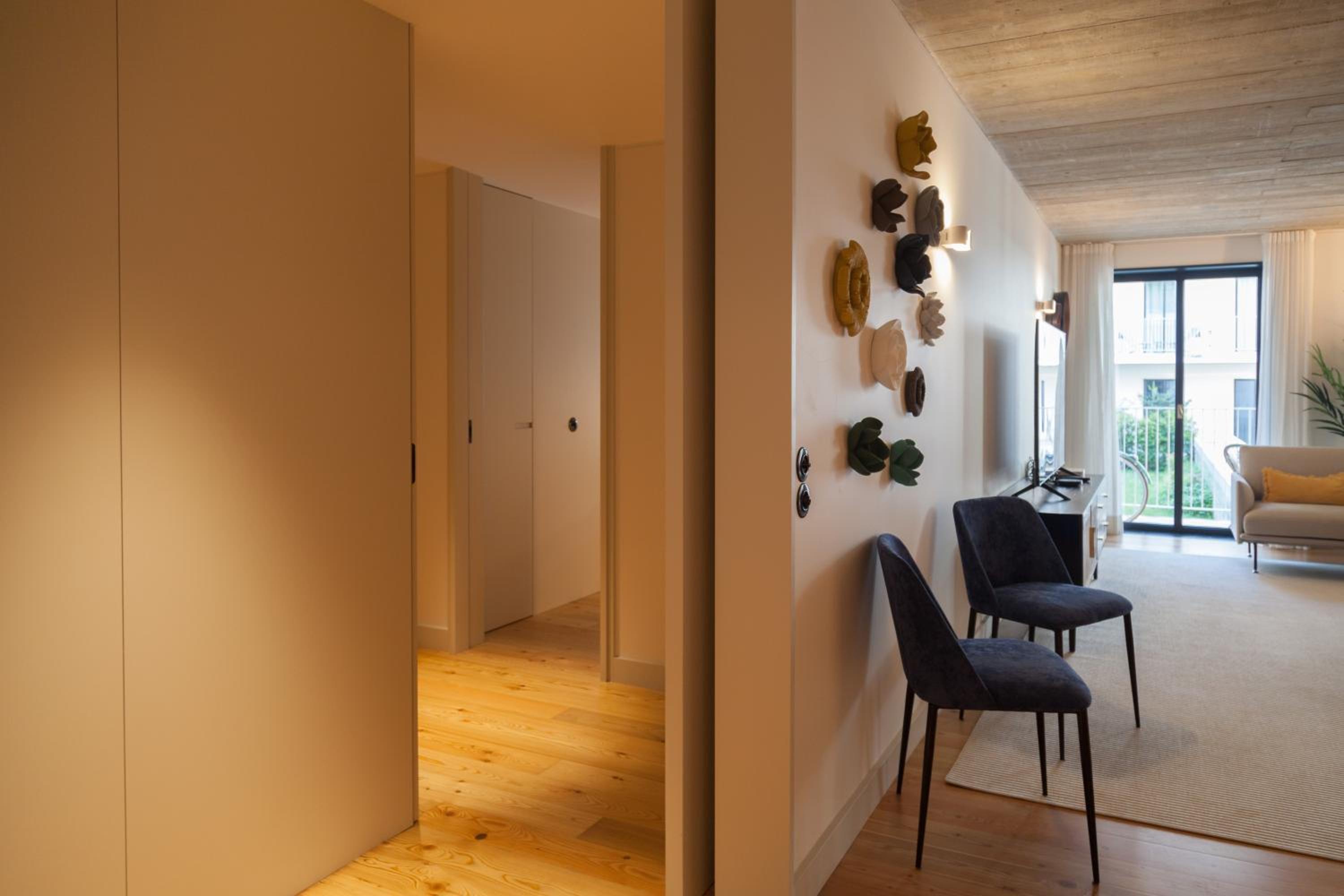 Apartment with Balcony - Photo 4