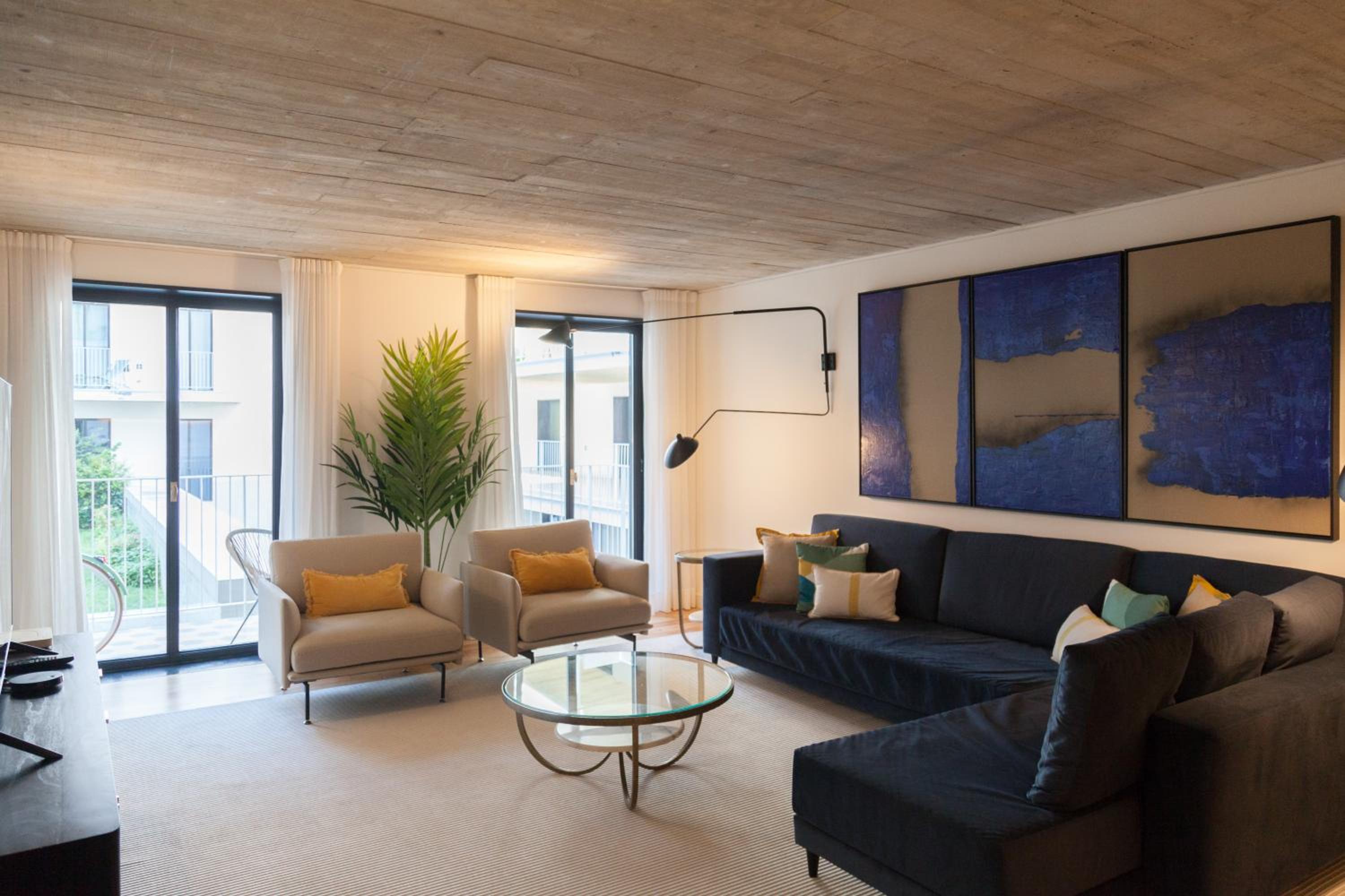 Apartment with Balcony - Photo 5
