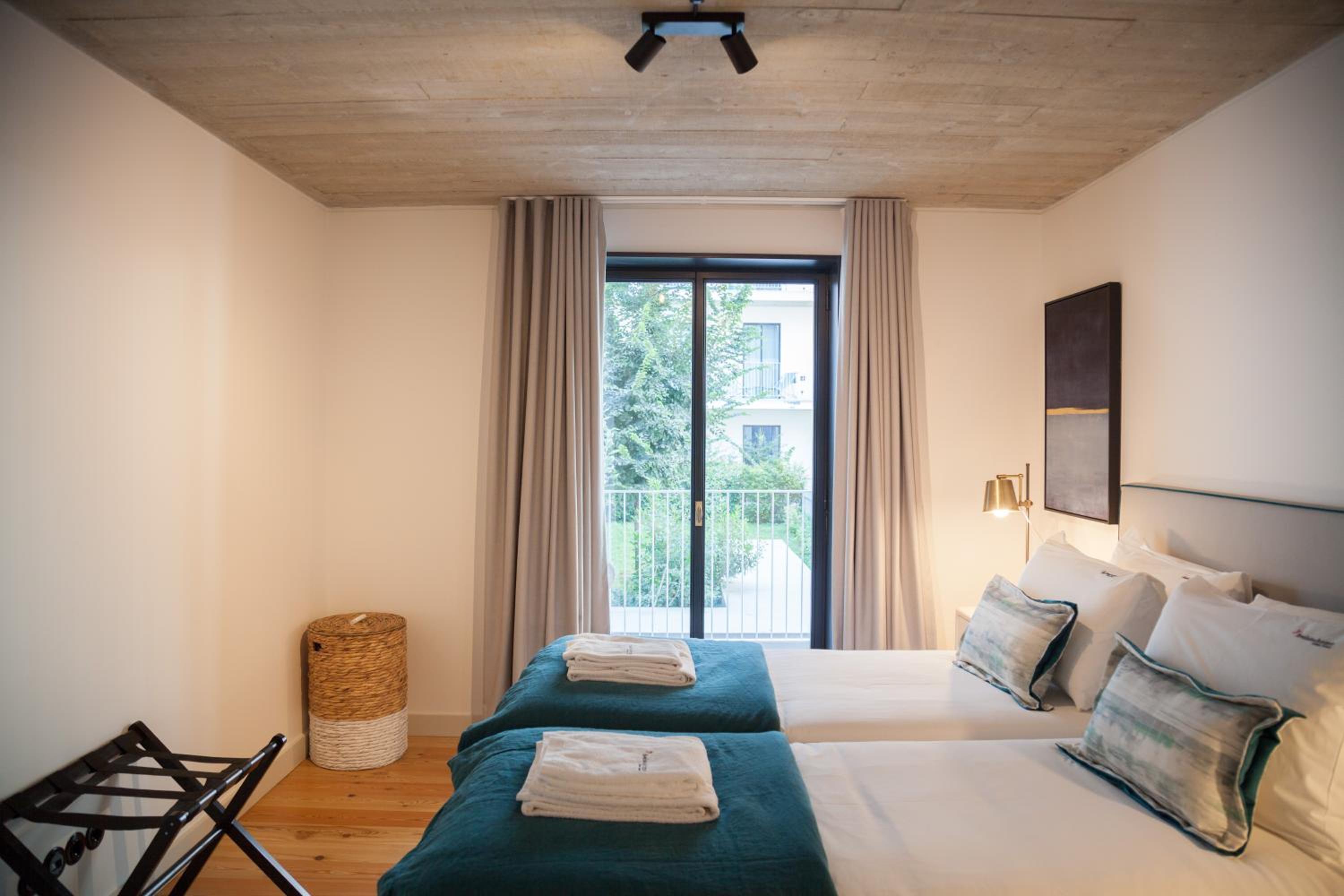 Apartment with Balcony - Photo 6