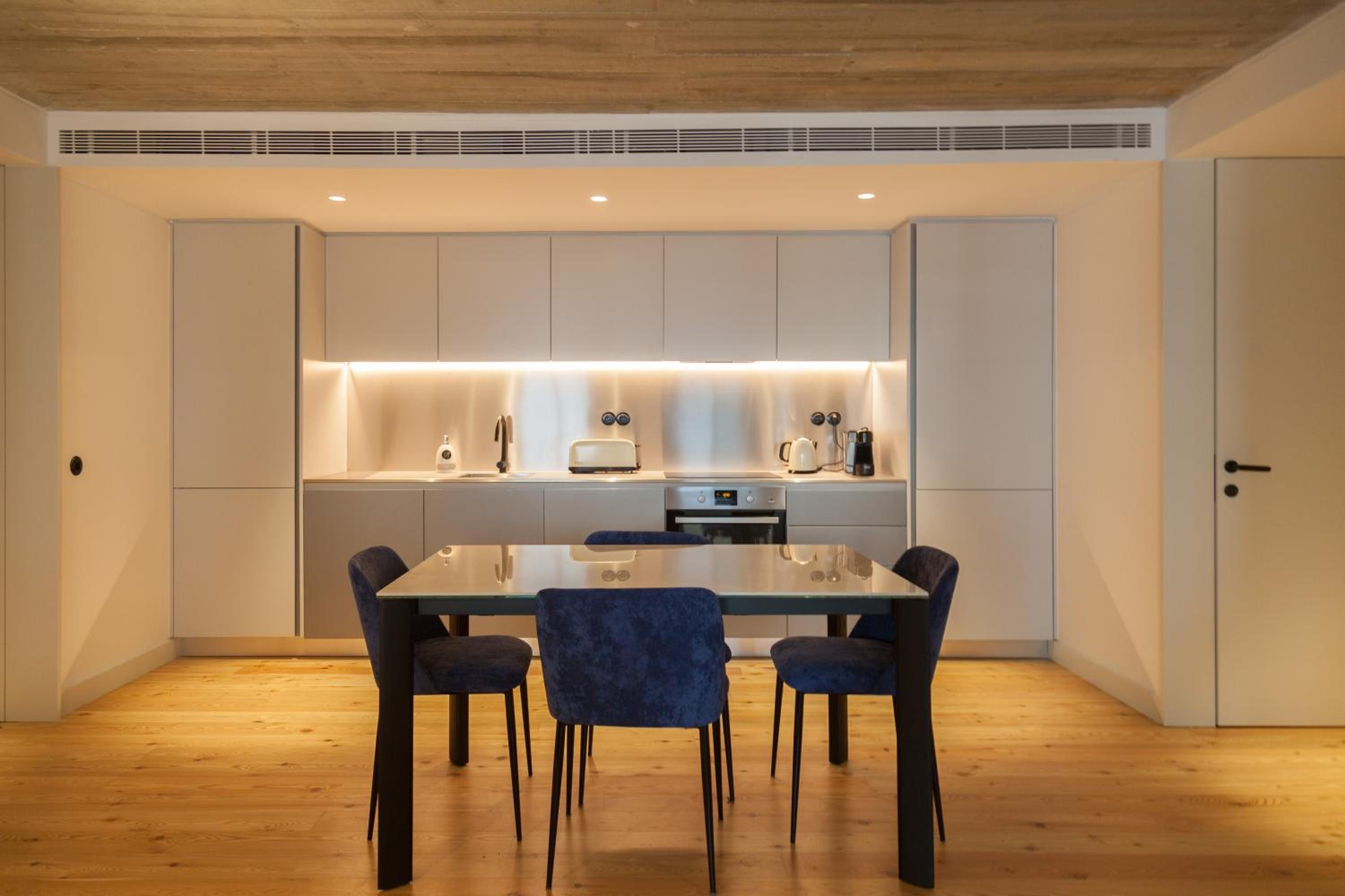 Apartment with Balcony - Photo 13