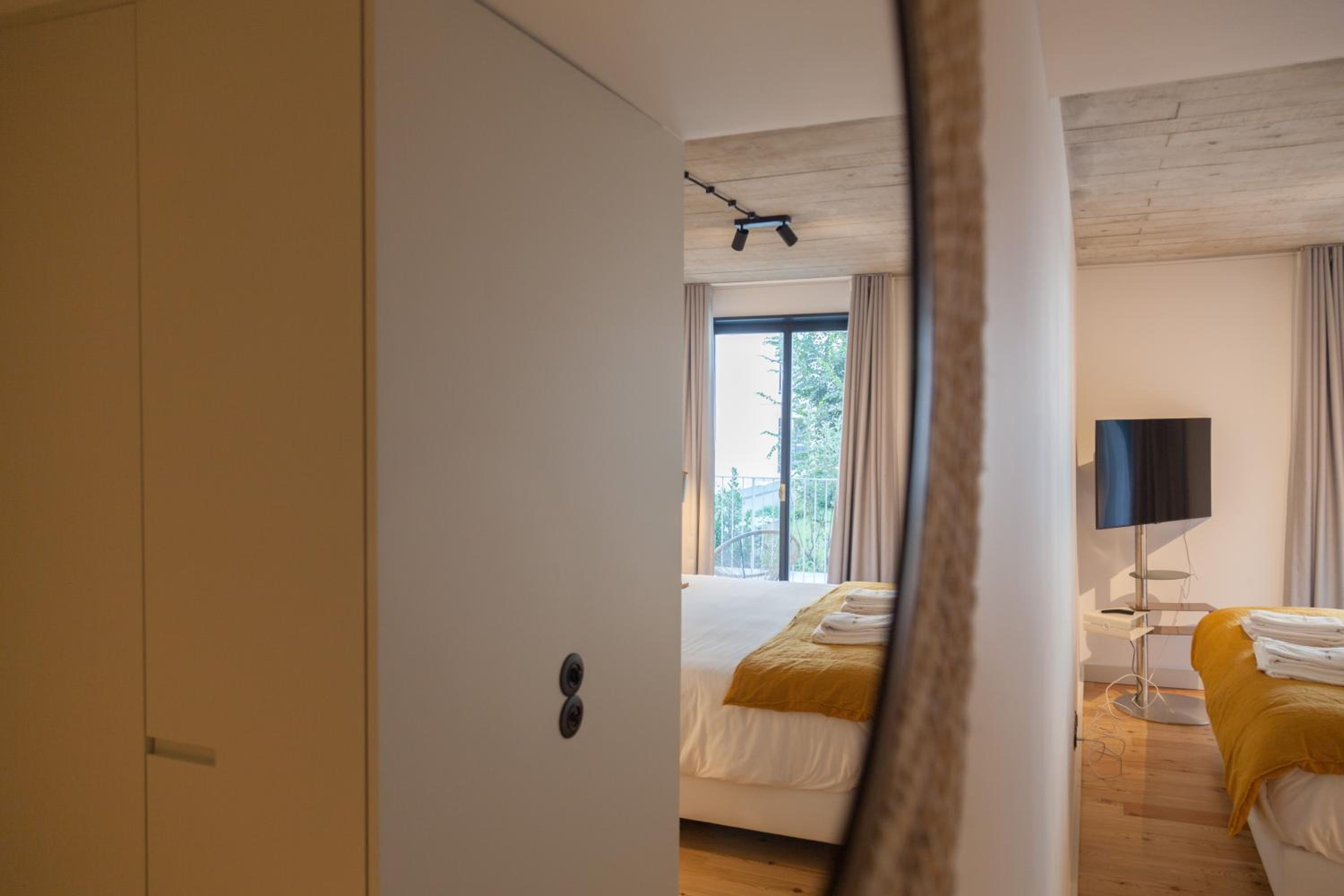 Apartment with Balcony - Photo 14