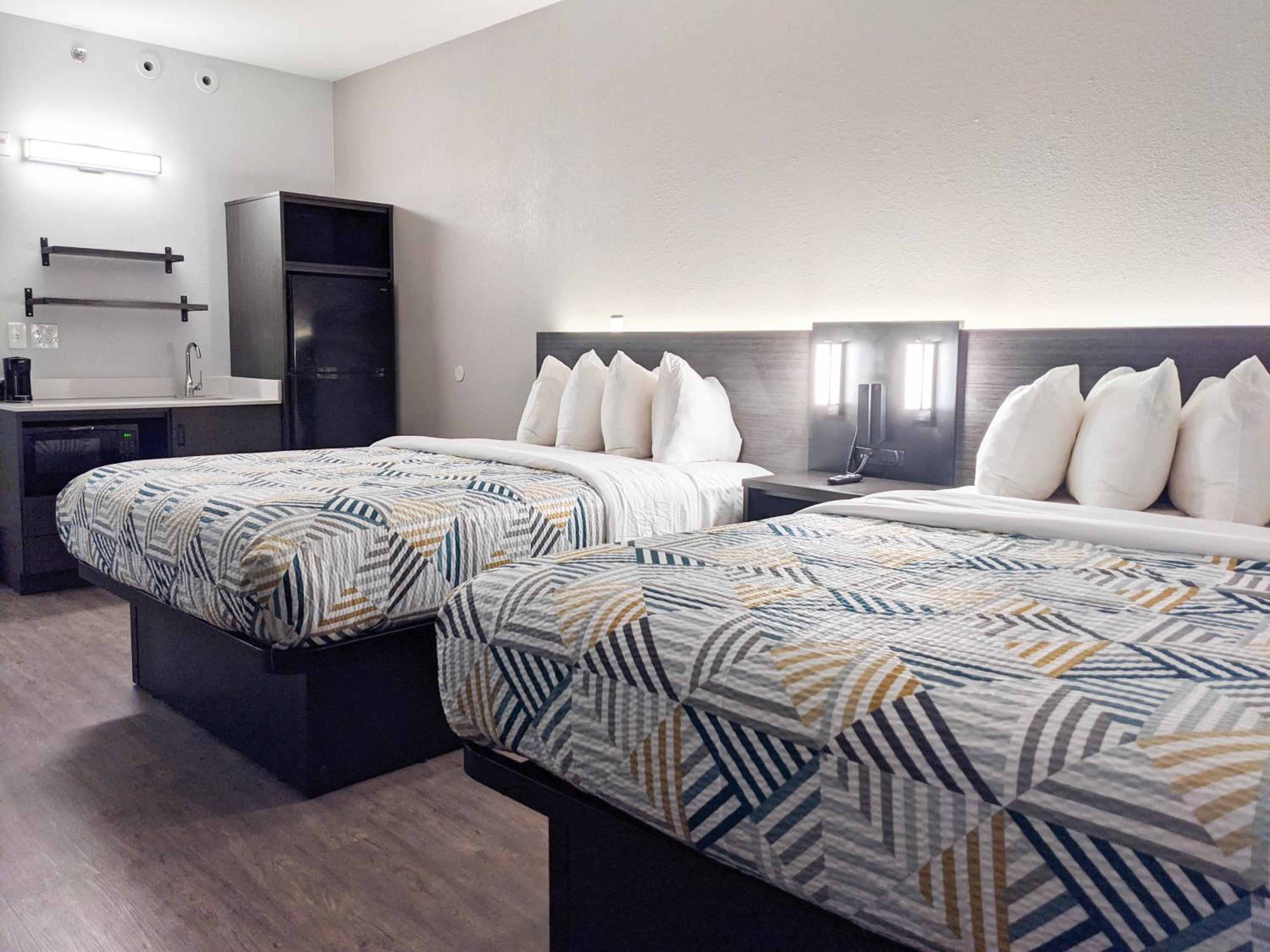 Queen Room with Two Queen Beds - Non-Smoking - Photo 2