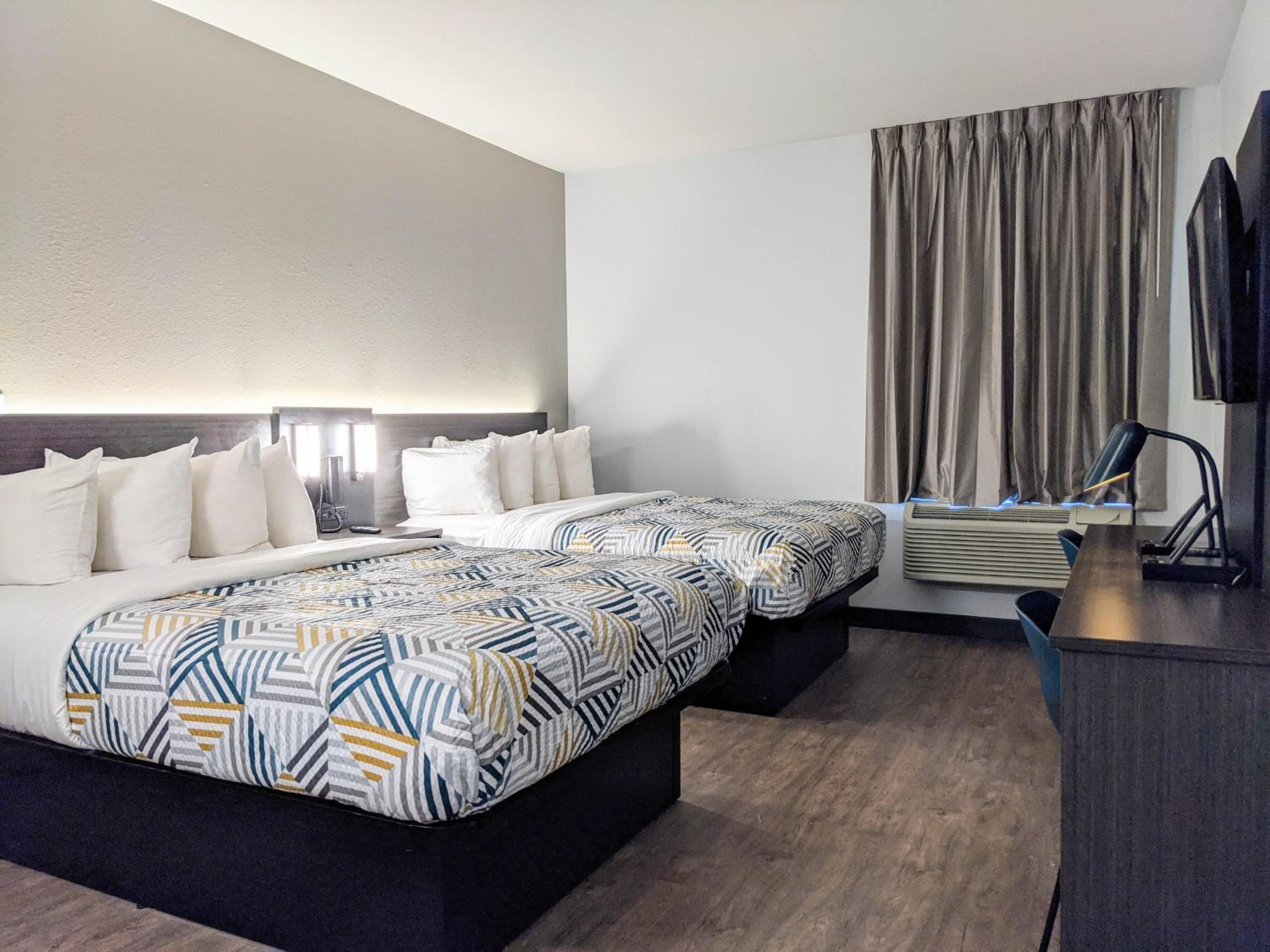 Queen Room with Two Queen Beds - Non-Smoking - Photo 3