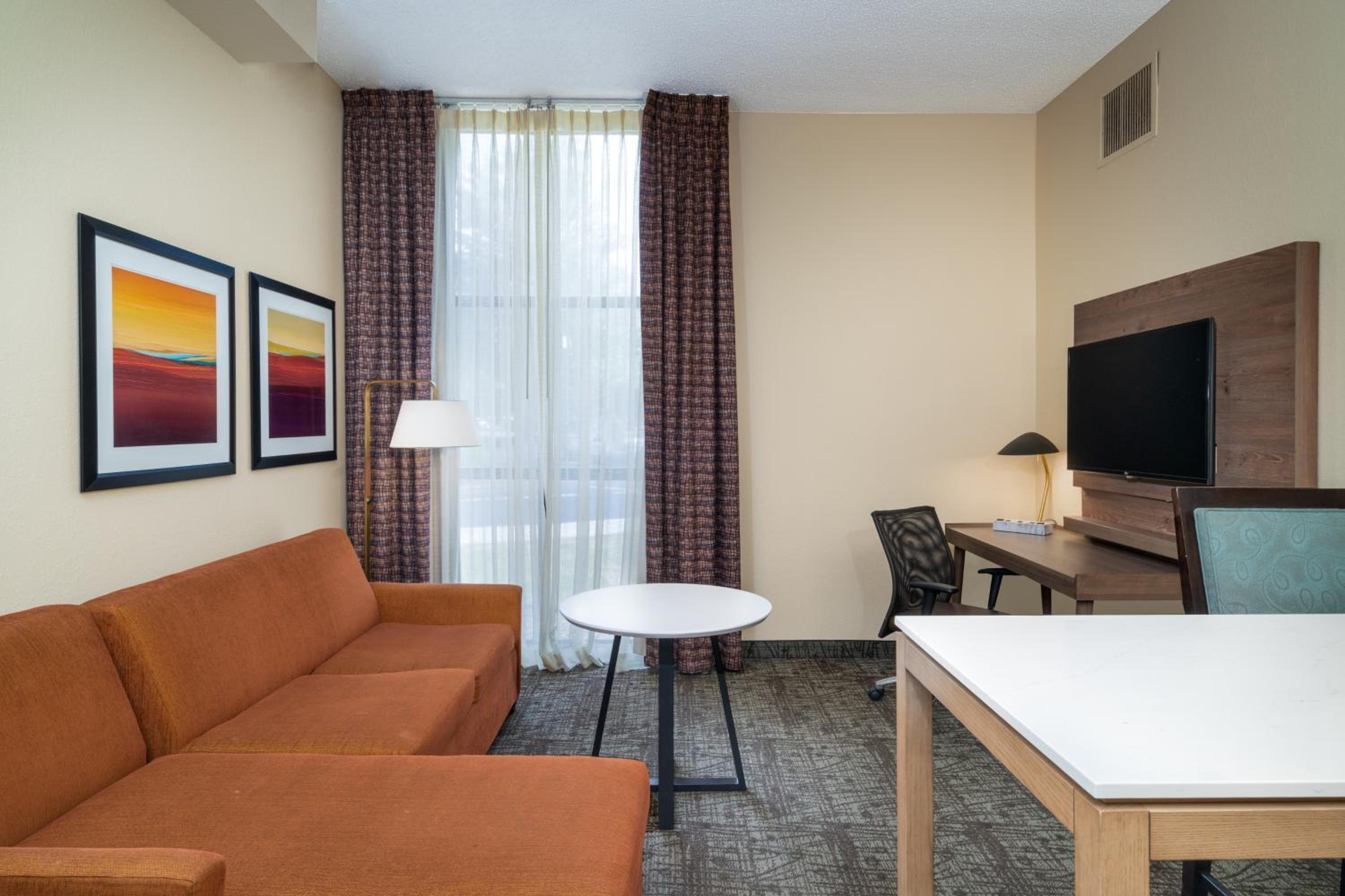 One-Bedroom King Suite with Communications Accessible Roll-In Shower - Photo 4