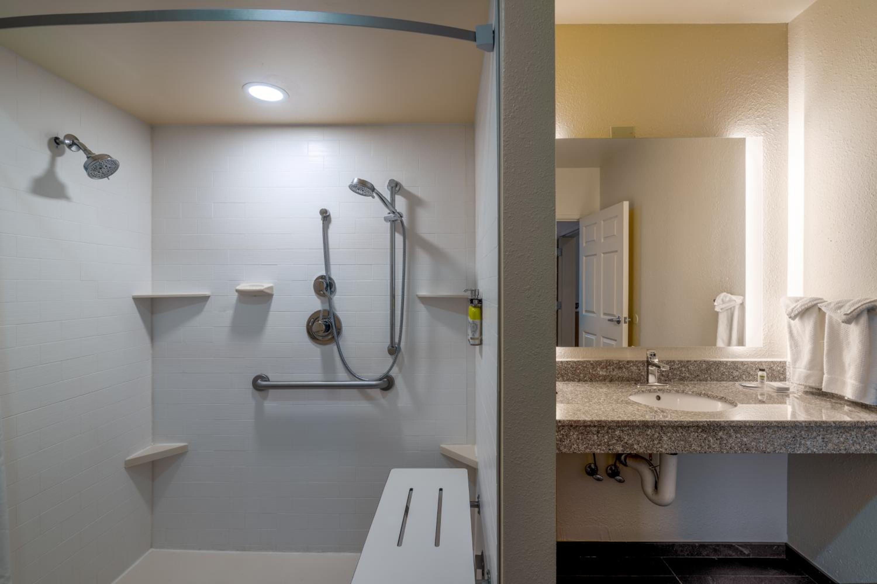 One-Bedroom King Suite with Communications Accessible Roll-In Shower - Photo 5