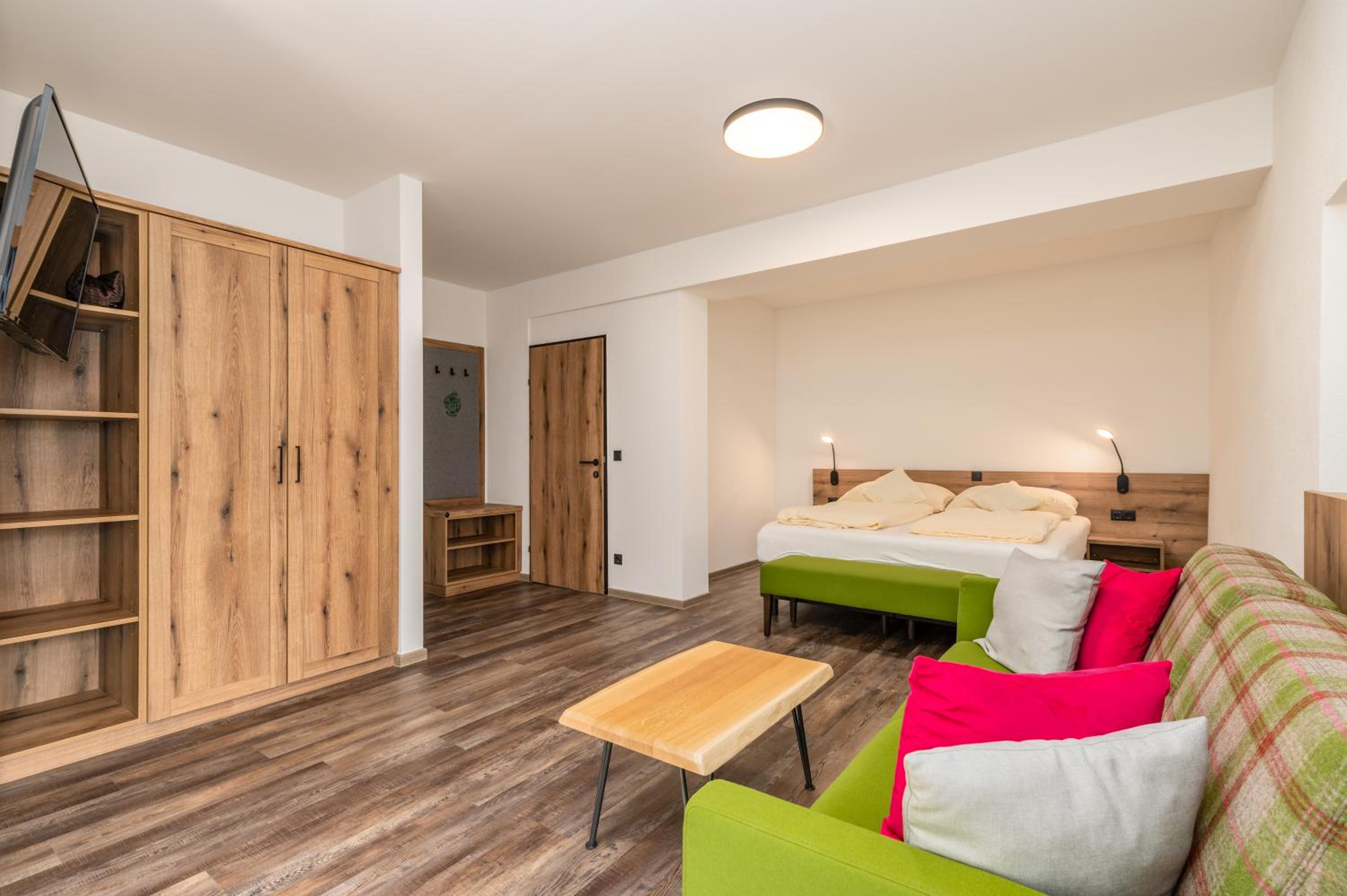 Double Room with Balcony - Photo 9