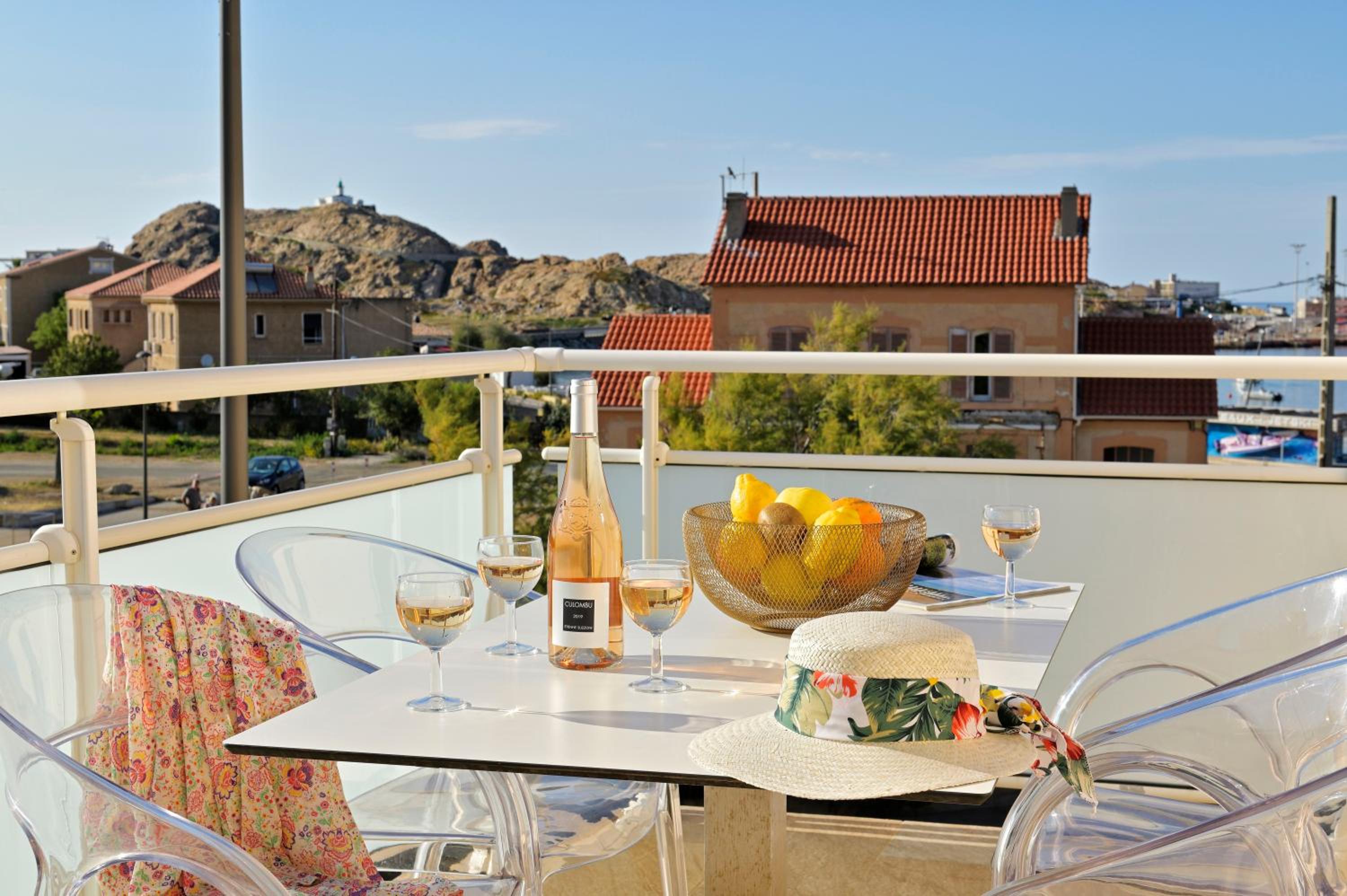 Apartment with Sea View - Photo 4