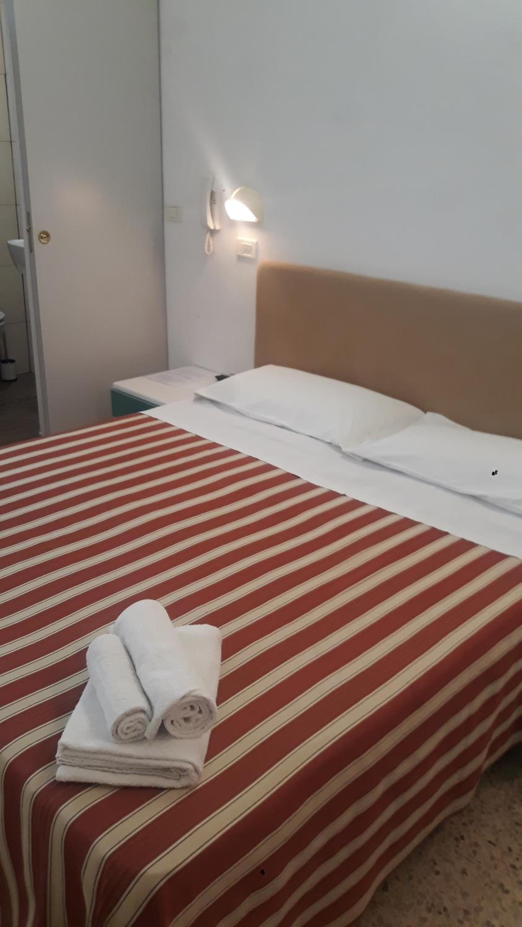 Standard Double Room - Photo 3