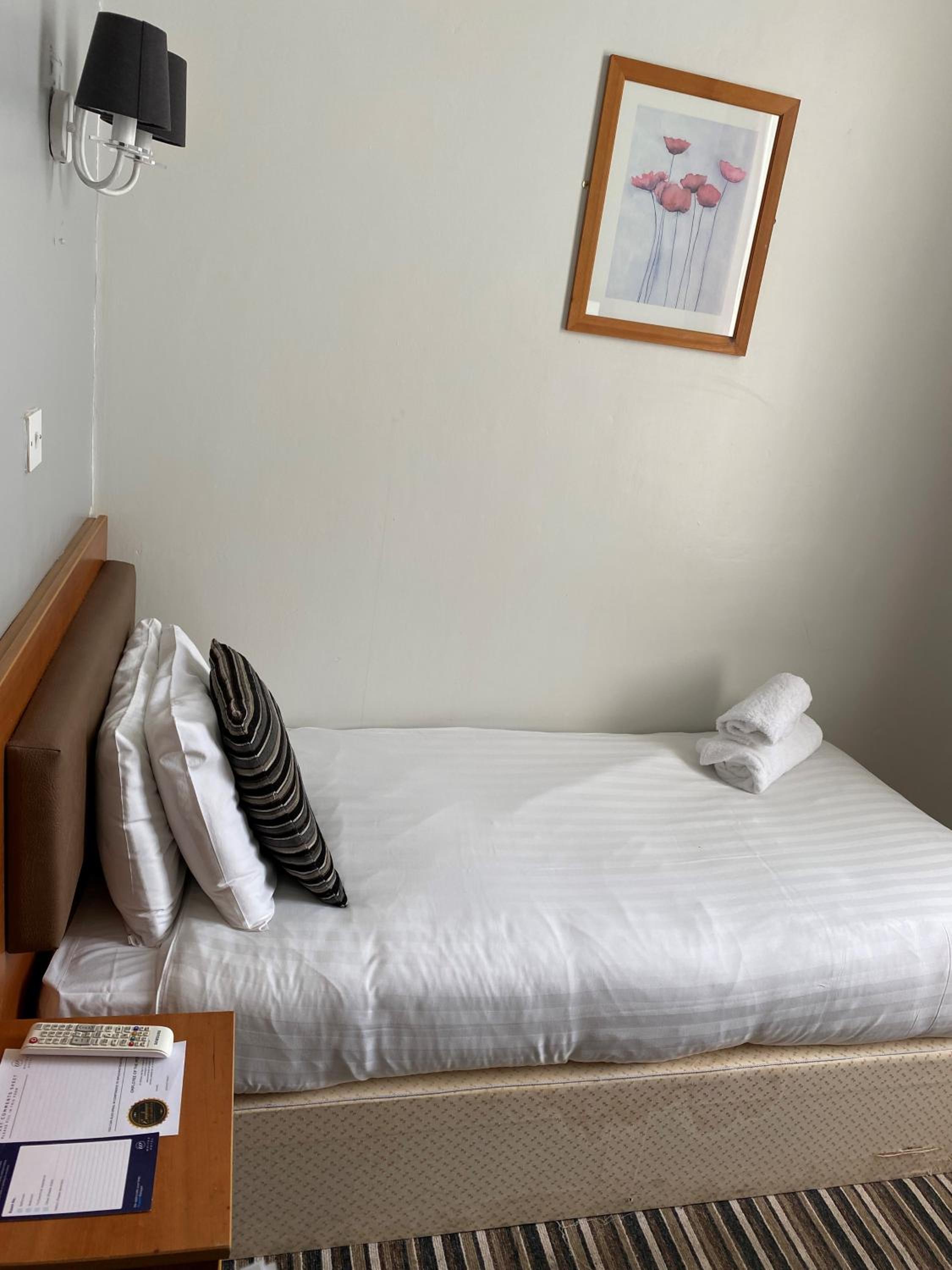 Single Room with Private Bathroom photo 1