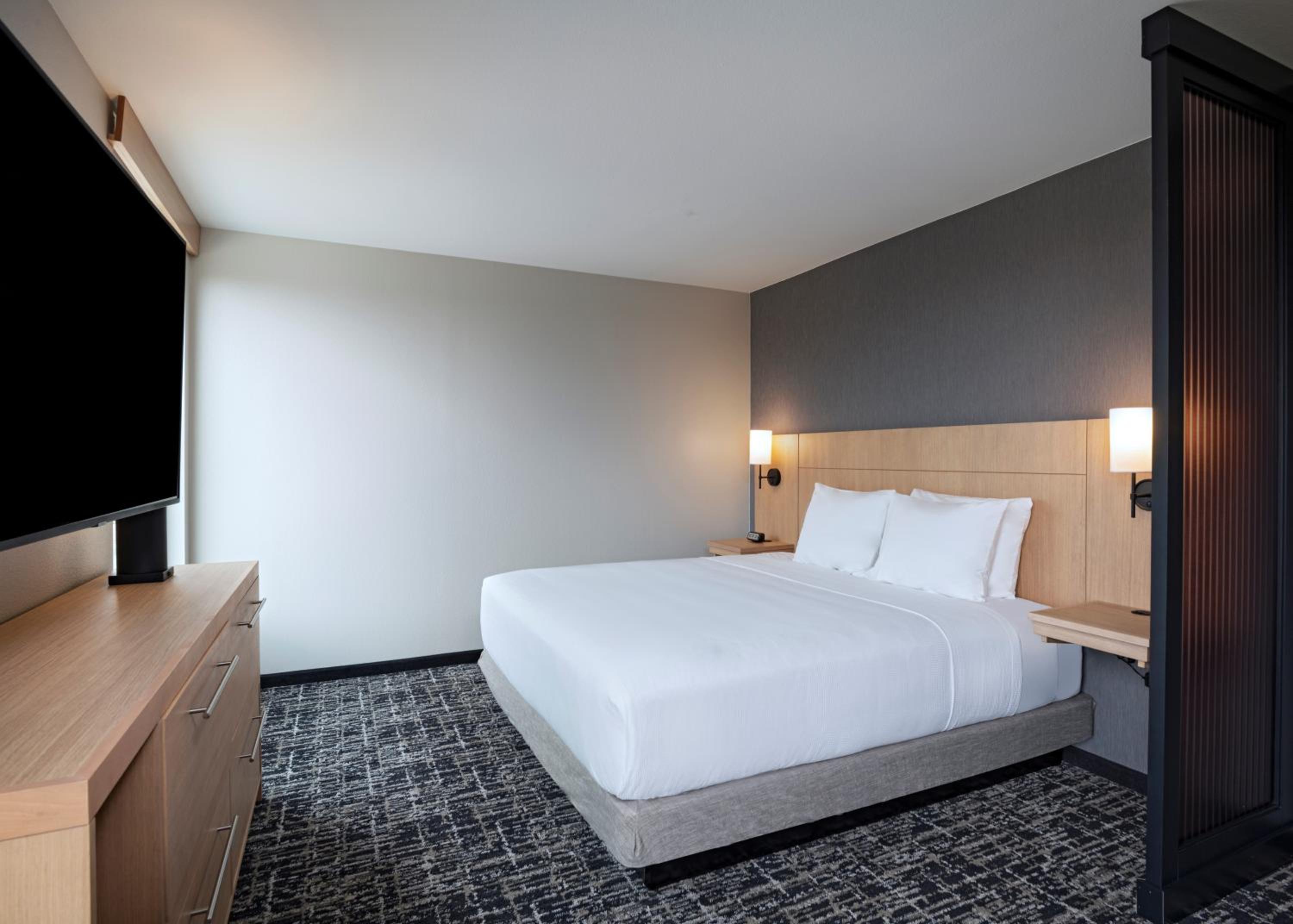 King Room with Sofa Bed - Photo 6