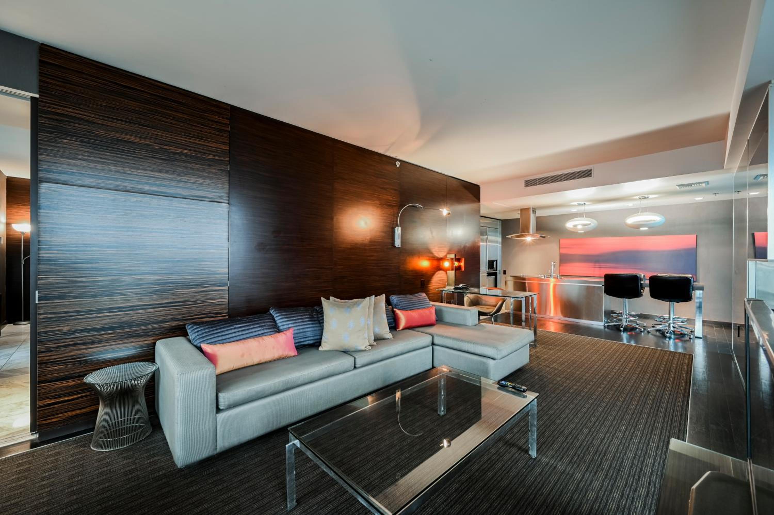 One-Bedroom - Sleeps 6 + Balcony photo 2