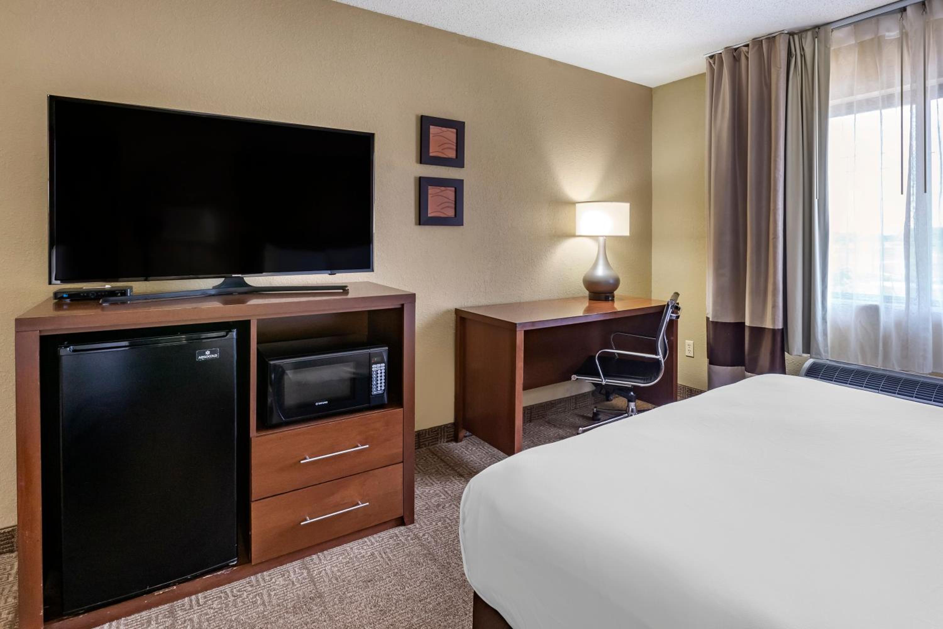 Queen Room with Two Queen Beds - Non-Smoking photo 3