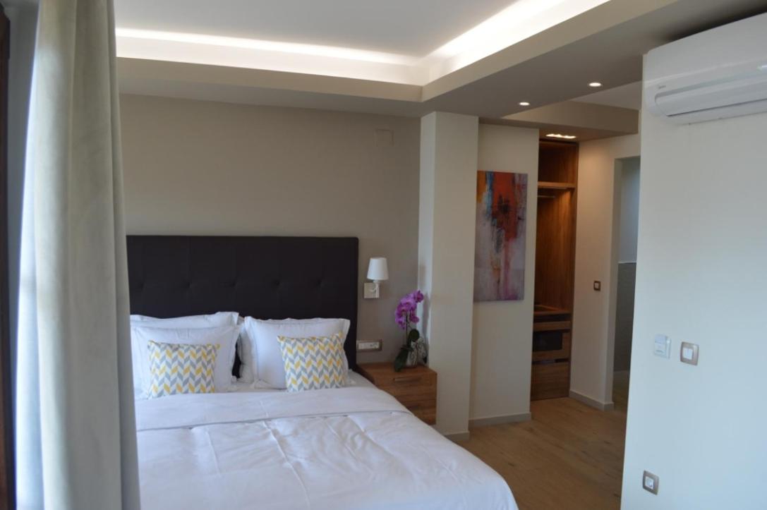 Double Room with Lake View - Photo 1