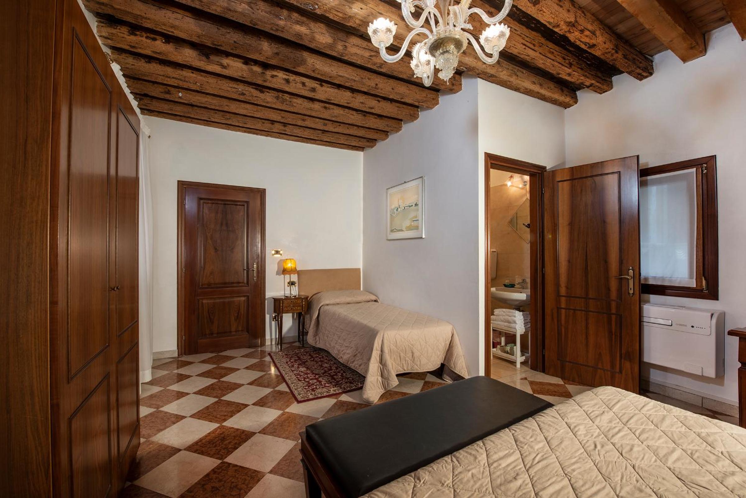 Deluxe King Room photo 2