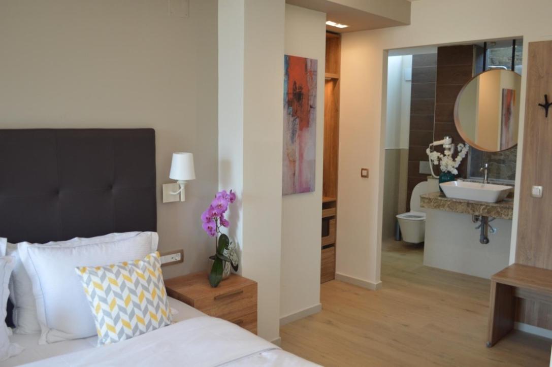 Double Room with Lake View - Photo 5