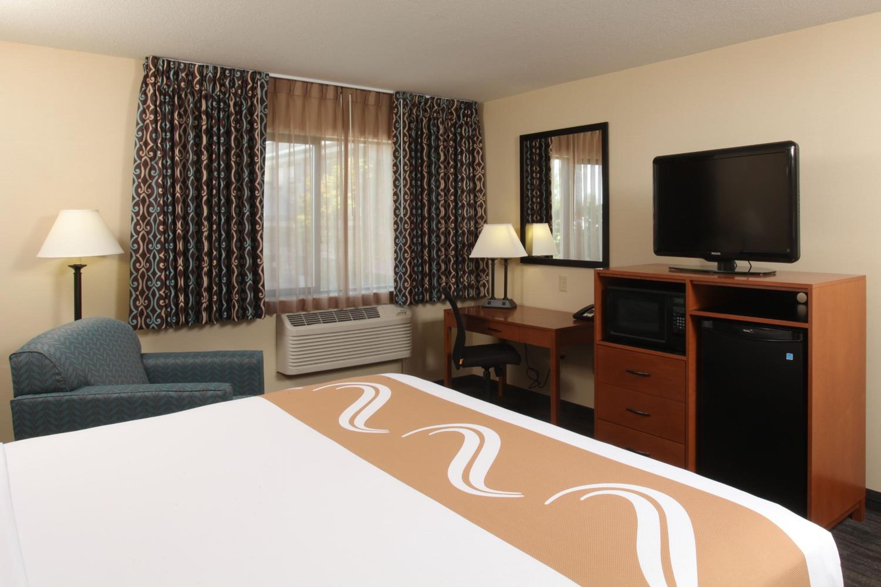 Queen Room with Two Queen Beds - Non-Smoking photo 2